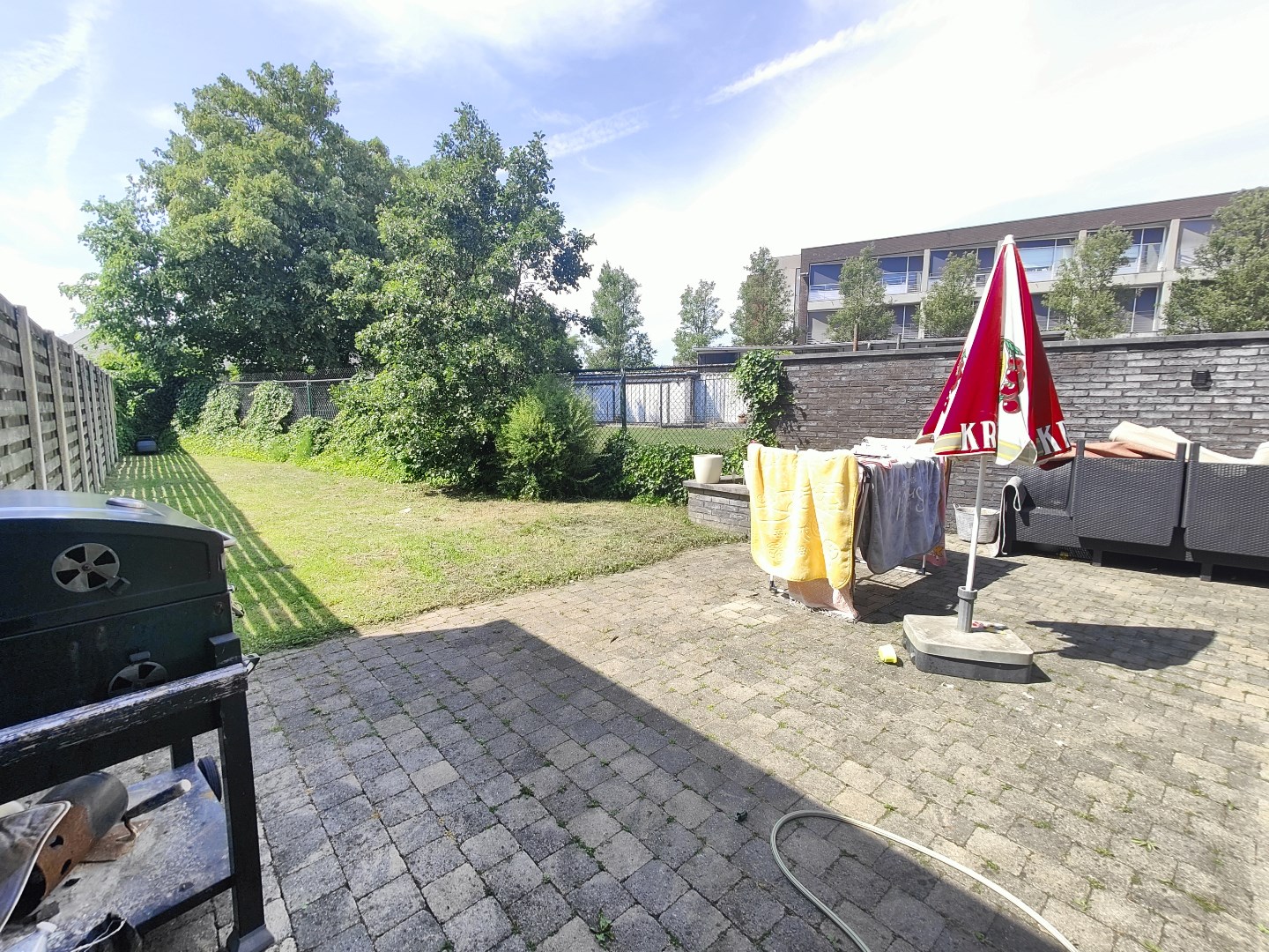 Ruime woning met achterliggende tuin en inpandige garage 