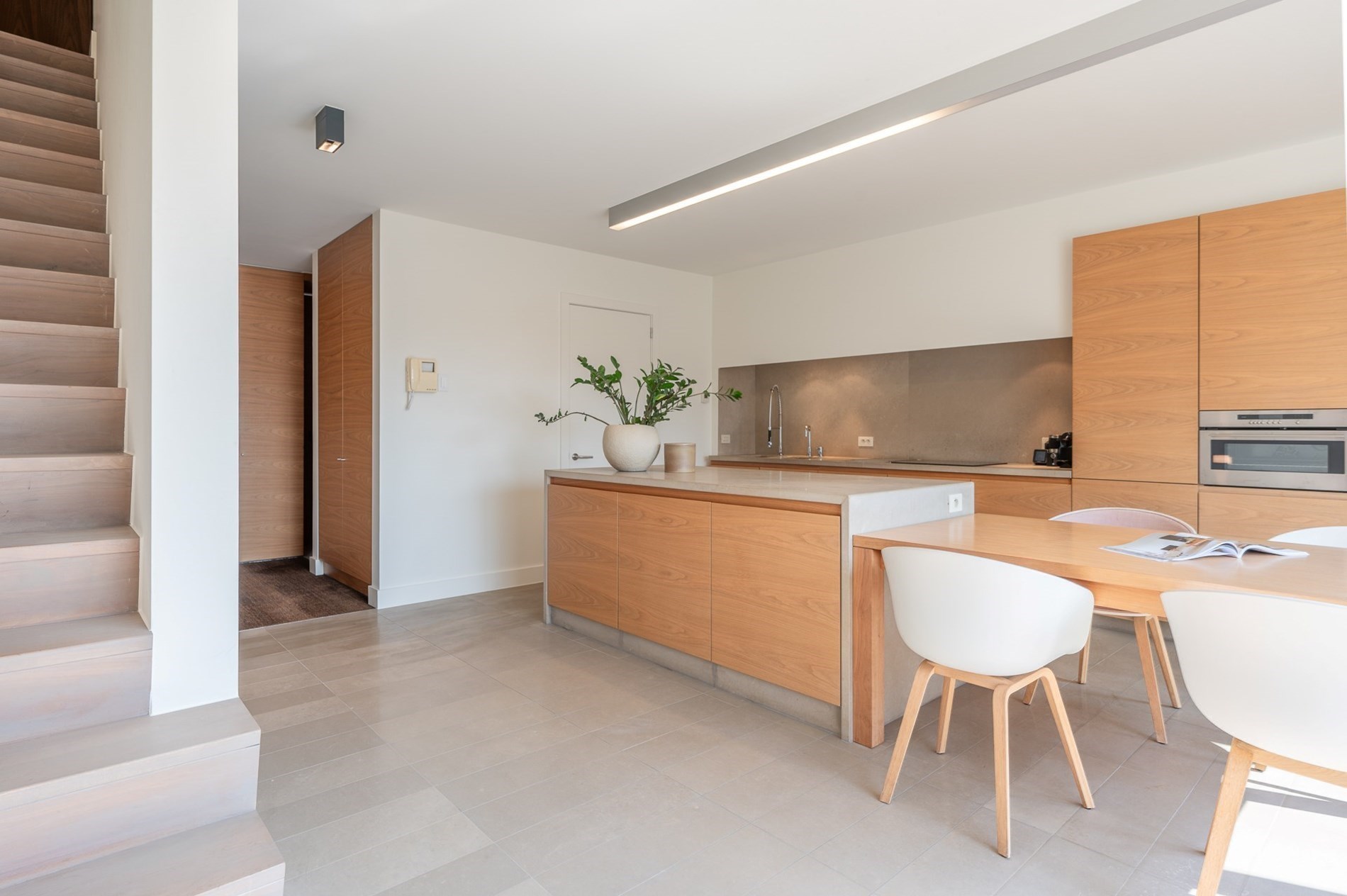 Prachtig, ruim 2 slaapkamer appartement met ruime terrassen centraal gelegen op de Zoutelaan te Knokke (met mogelijkheid tot het cre&#235;ren van een 3de kamer) 