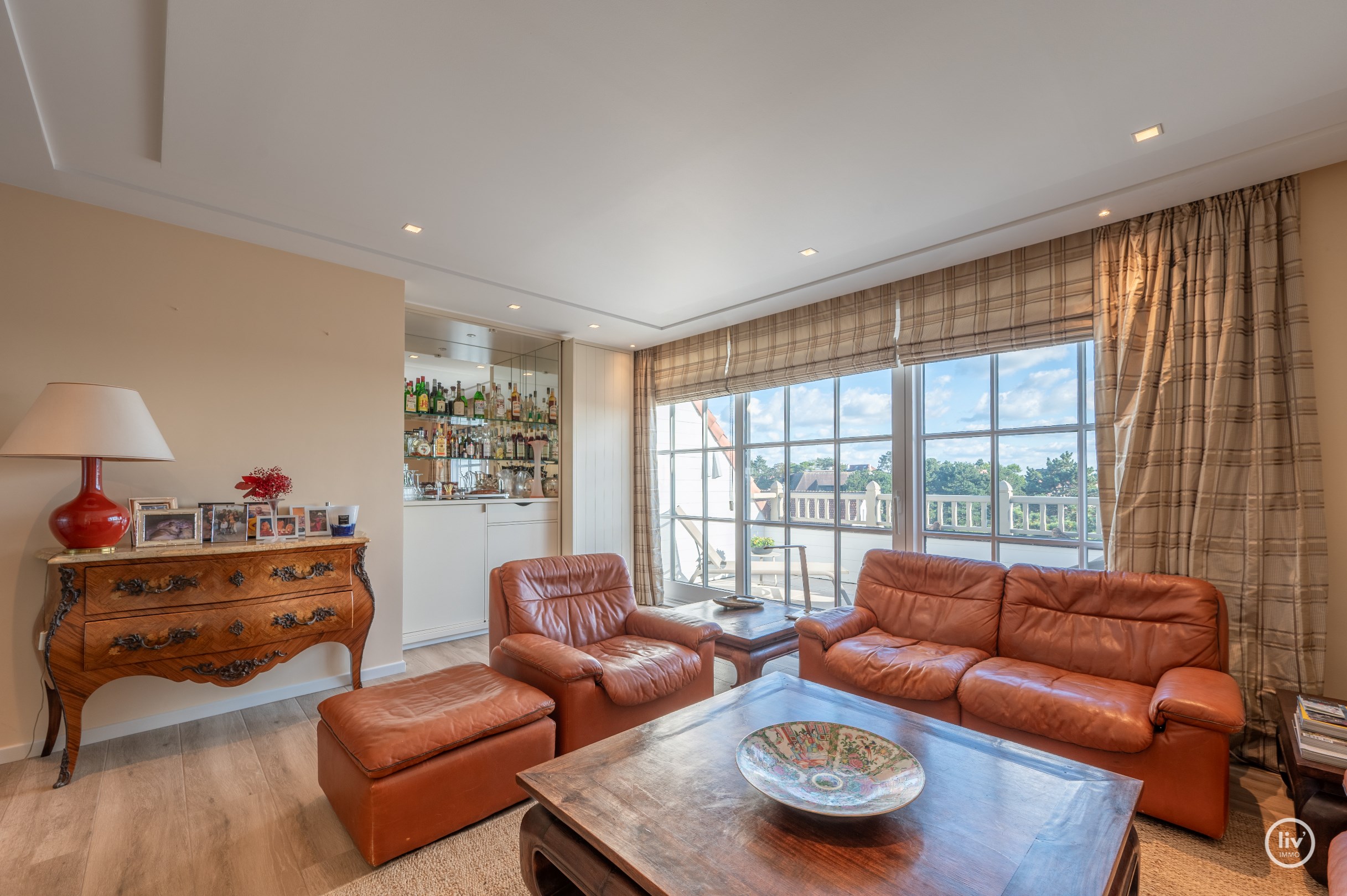 Appartement exceptionnel avec une magnifique terrasse ensoleill&#233;e et une vue panoramique sur les villas du Zoute, situ&#233; entre le centre de Knokke. 