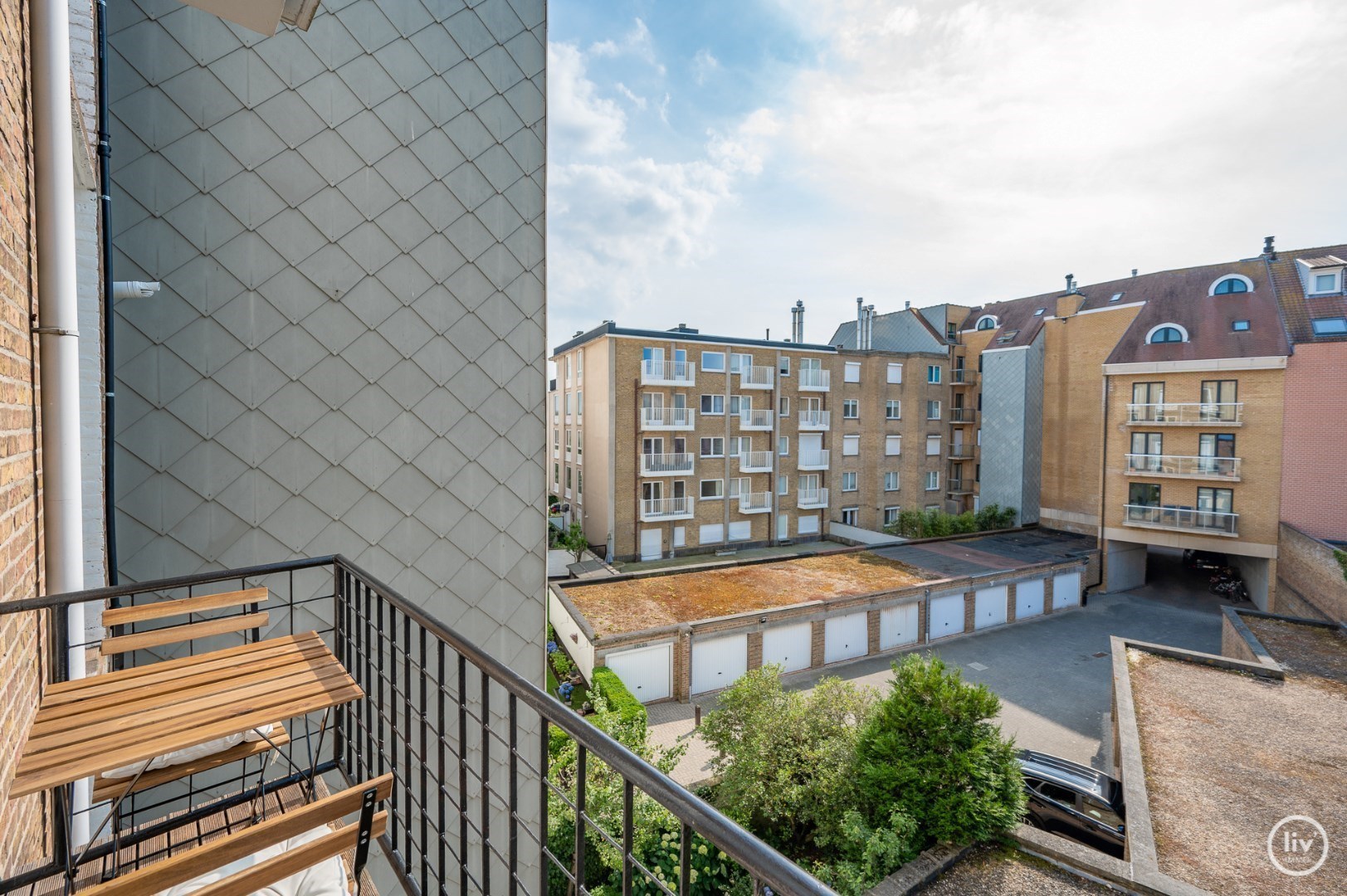 Volledig gerenoveerd 2 slaapkamer-appartement met een magnifiek OPEN ZICHT over de villa&#39;s te Churchilllaan. 