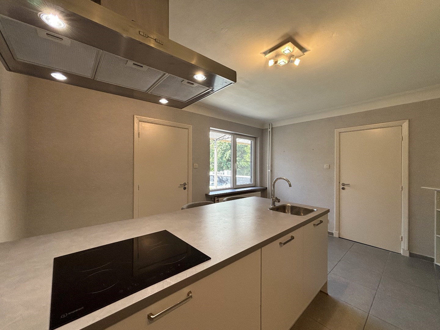 Instapklare duplex met 3 slpk. &amp; ruim terras (100 m&#178;) in hartje Neerpelt 
