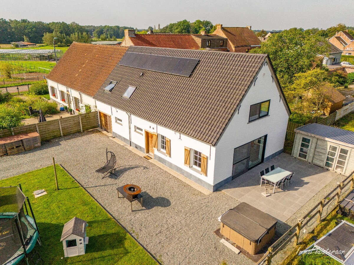 Halfopen woning met stallen, piste en weides op ca. 1,5 ha te Sint-Katelijne-Waver (Optioneel bij te kopen weide van ca. 1 ha) 