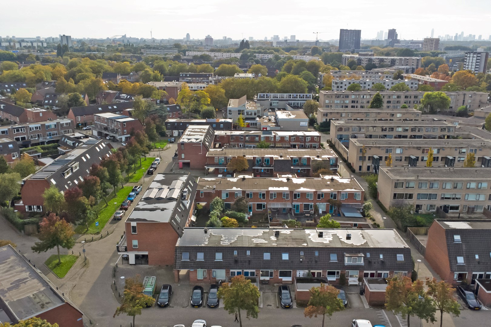 Starters opgelet! keurig 4 kamer tussenwoning met parkeerplaats voor deur, 3 slaapkamers, keurige keuken en badkamer, ruime onderhoudsvriendelijke tuin welke gelegen is op het zuidwesten. 