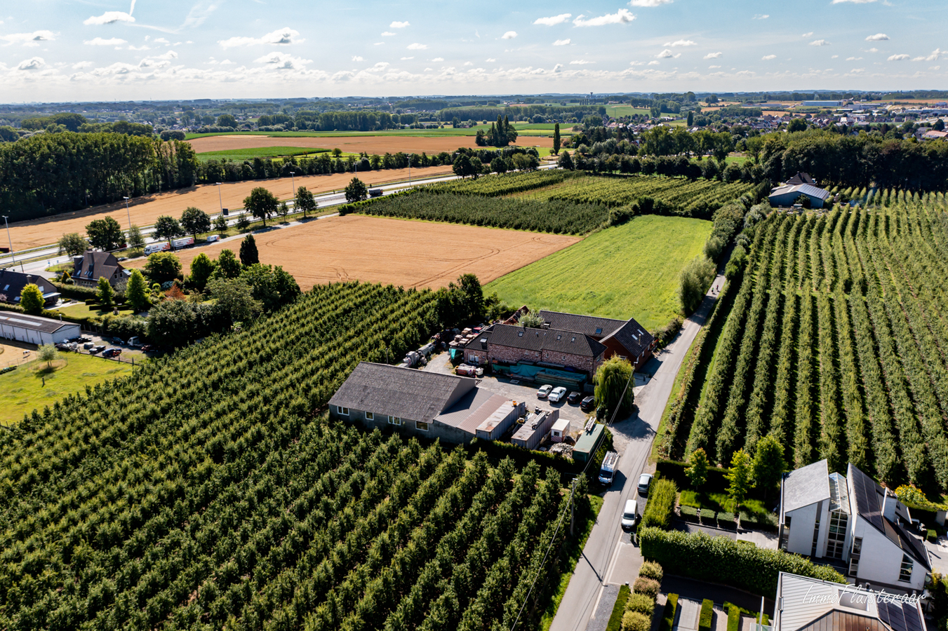 Landelijk eigendom met grote loods op ca. 1ha te Zottegem 