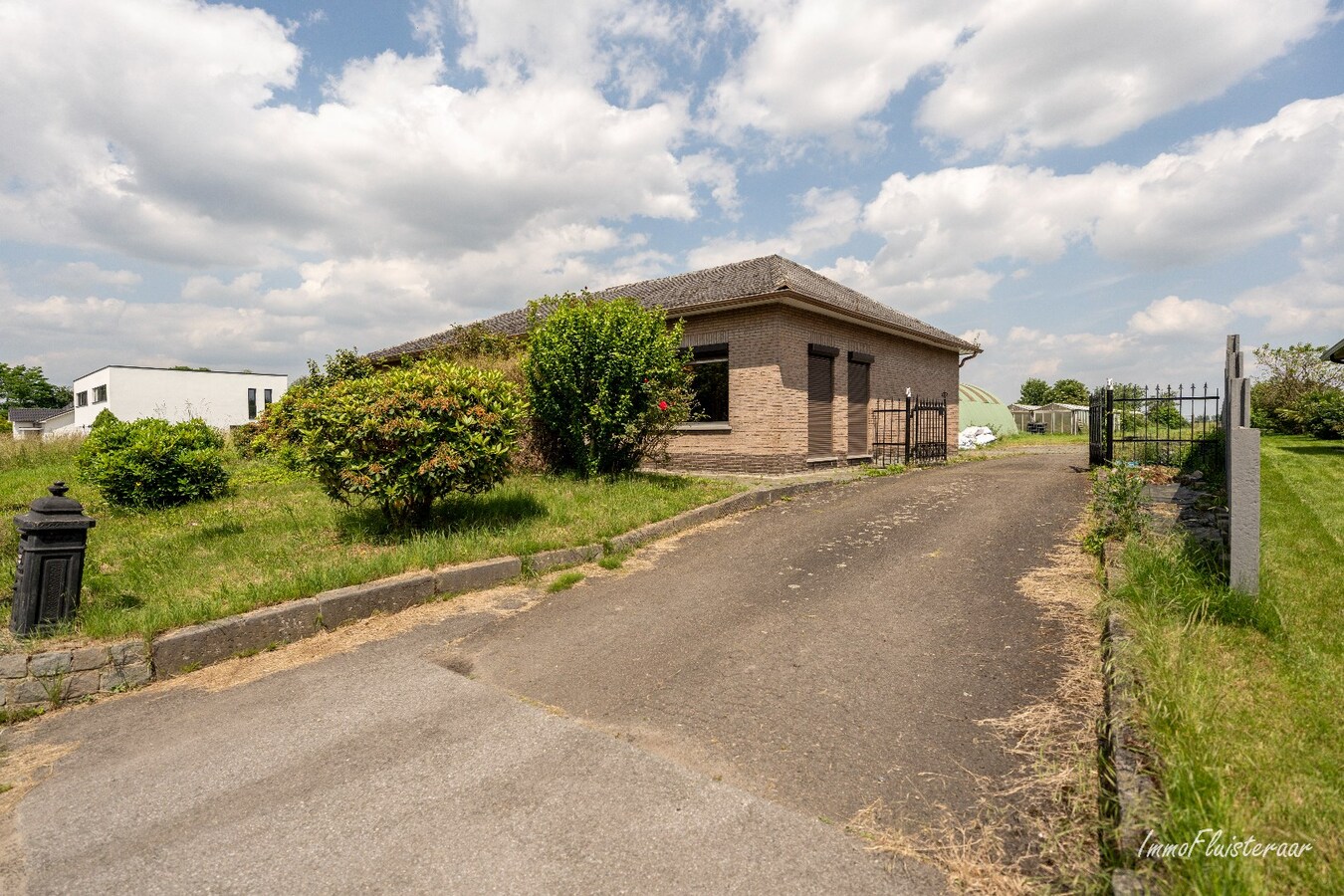 Deels gerenoveerde woning op ca. 30 are gelegen te Tienen. 