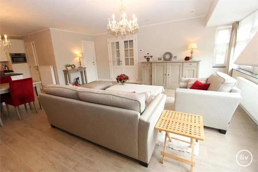 Recent 2013 appartement avec des matériaux qualitatifs situé près de la gare de Knokke.