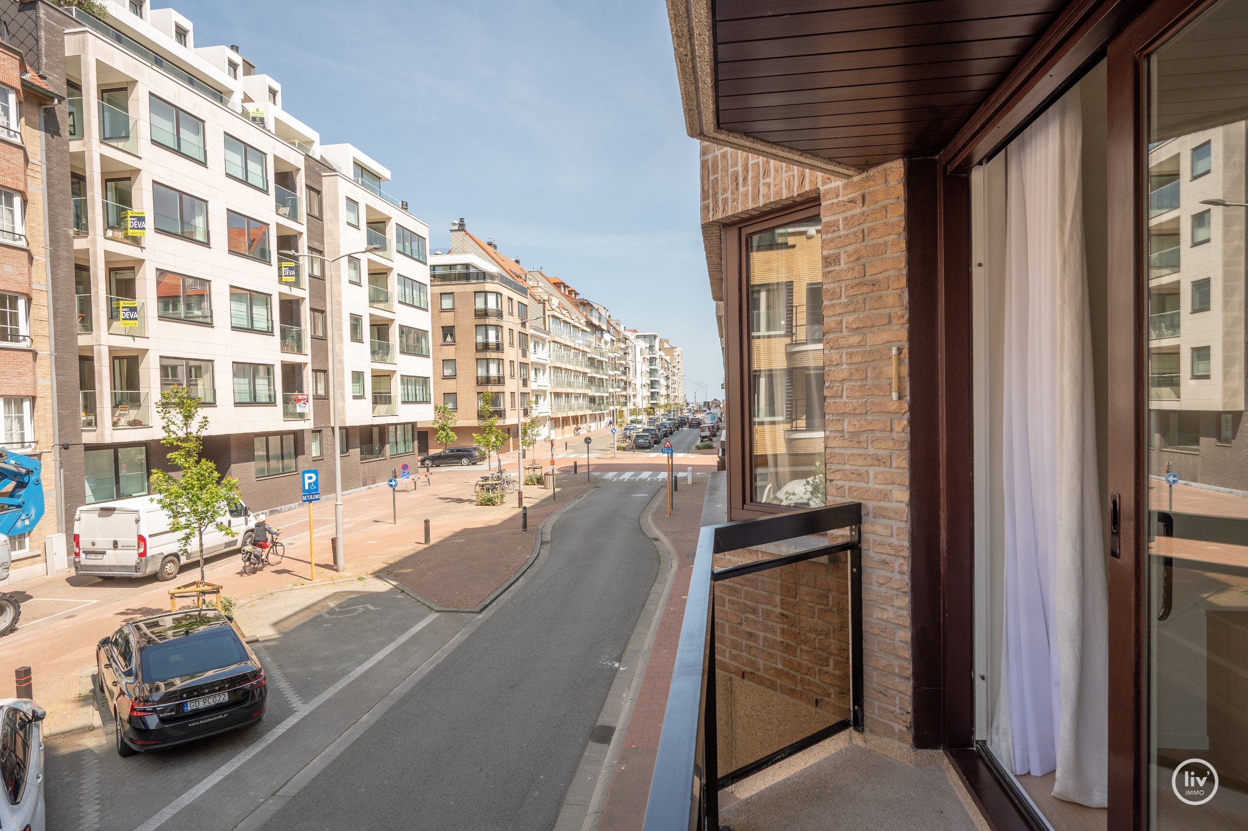 Gezellig gerenoveerd 3 slaapkamerappartement centraal gelegen op de P.Parmentierlaan te Knokke met ruim terras. 