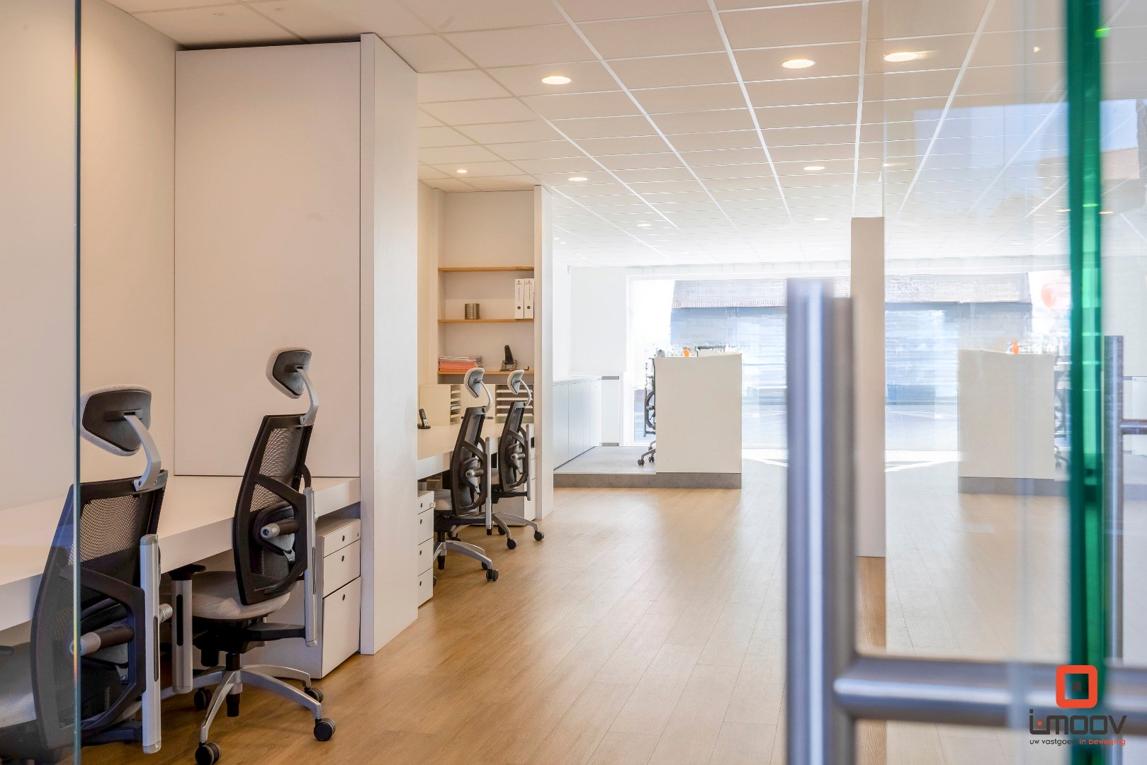 Modern en lichtrijk kantoor op commercieel gunstige locatie 