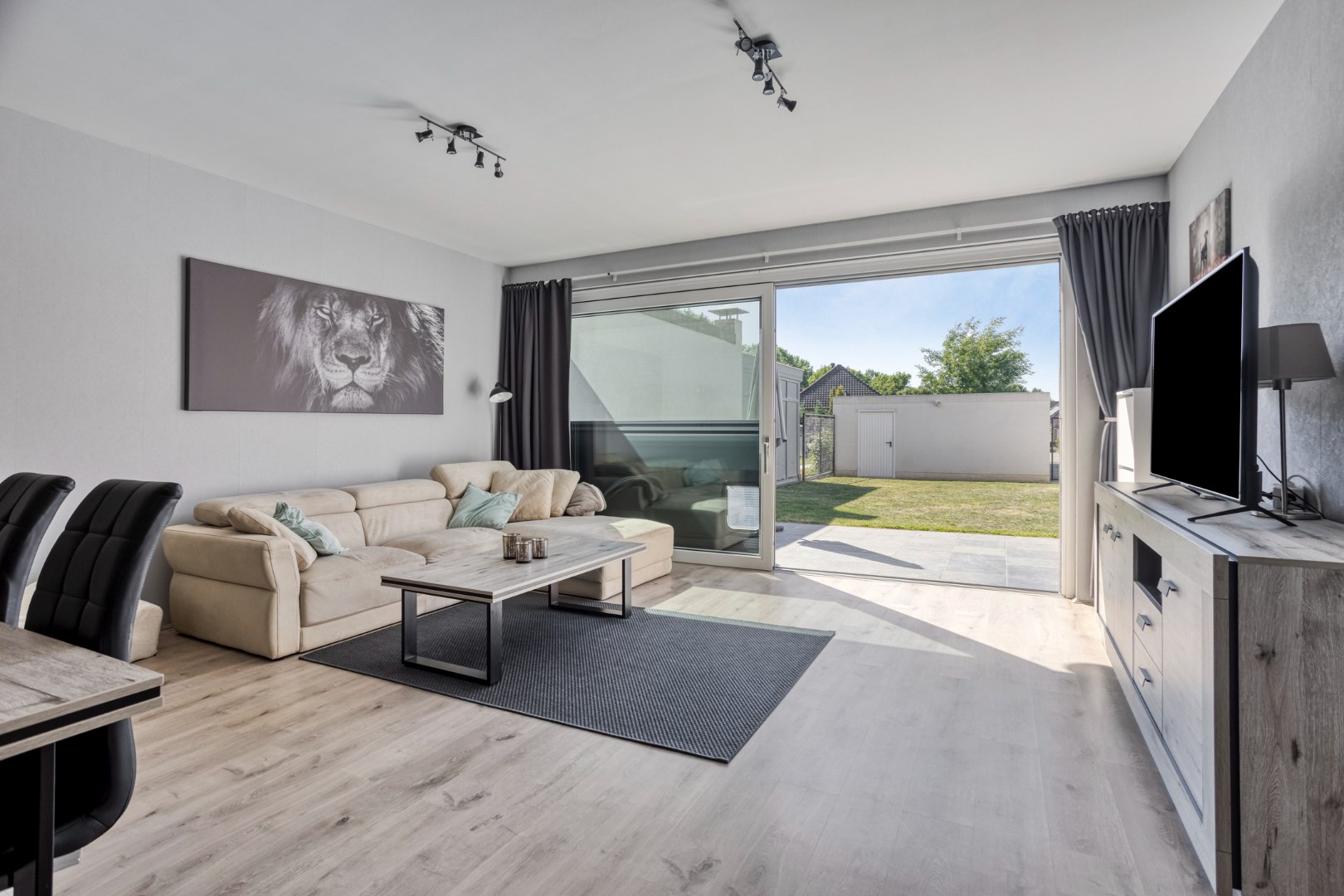 Energiezuinig gelijkvloers 2 slpk. appartement met 2 garages en staanplaats in Leopoldsburg 