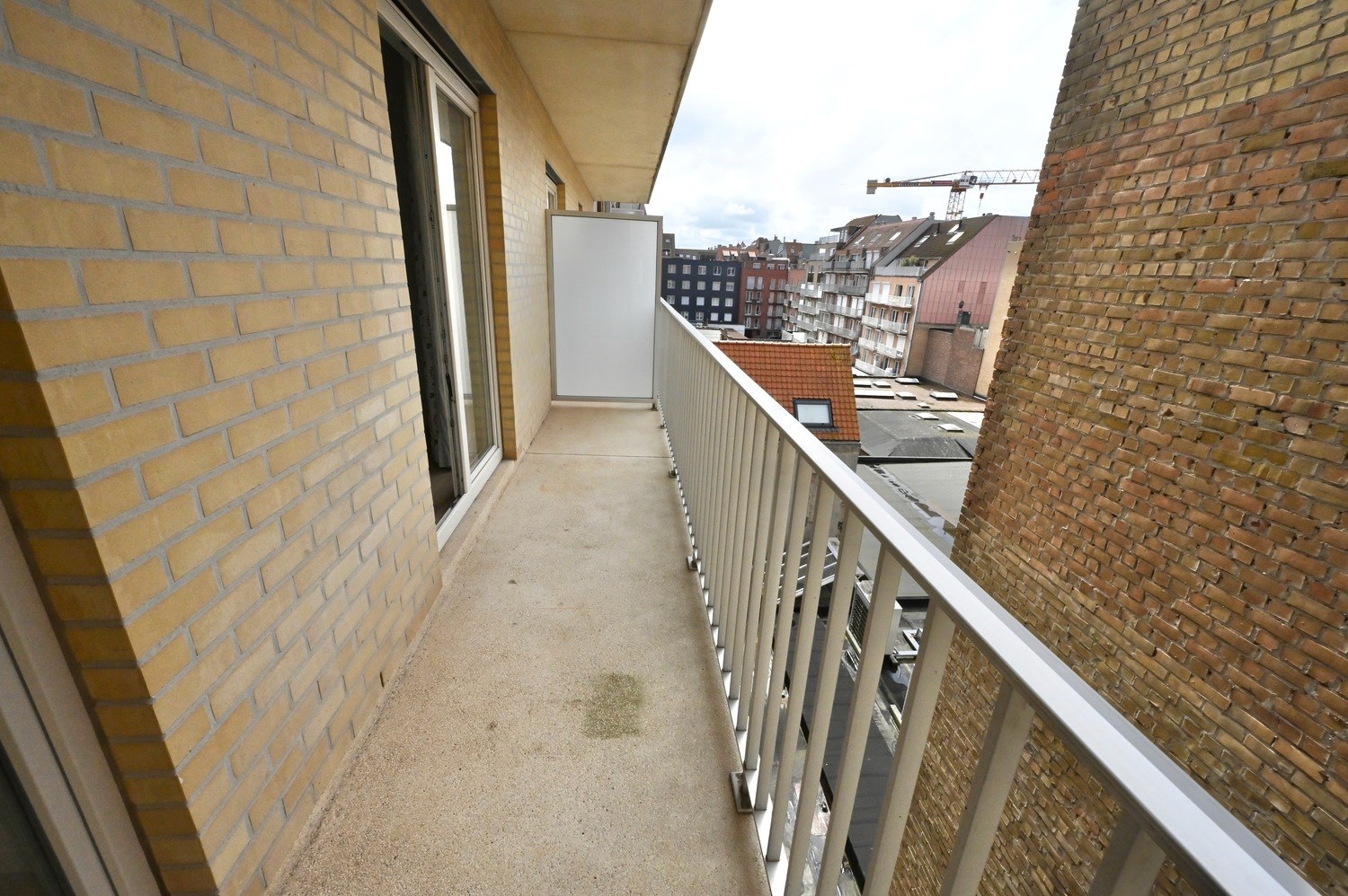 ONGEMEUBELD - Woonappartement in een rustige residentie, op de Lippenslaan (10m fa&#231;ade!). 