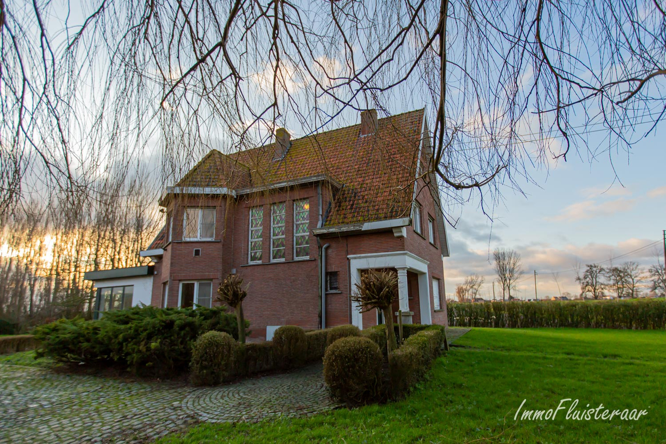 Markante hofstede met aanpalende loodsen op ca. 1,35ha te Watervliet. 