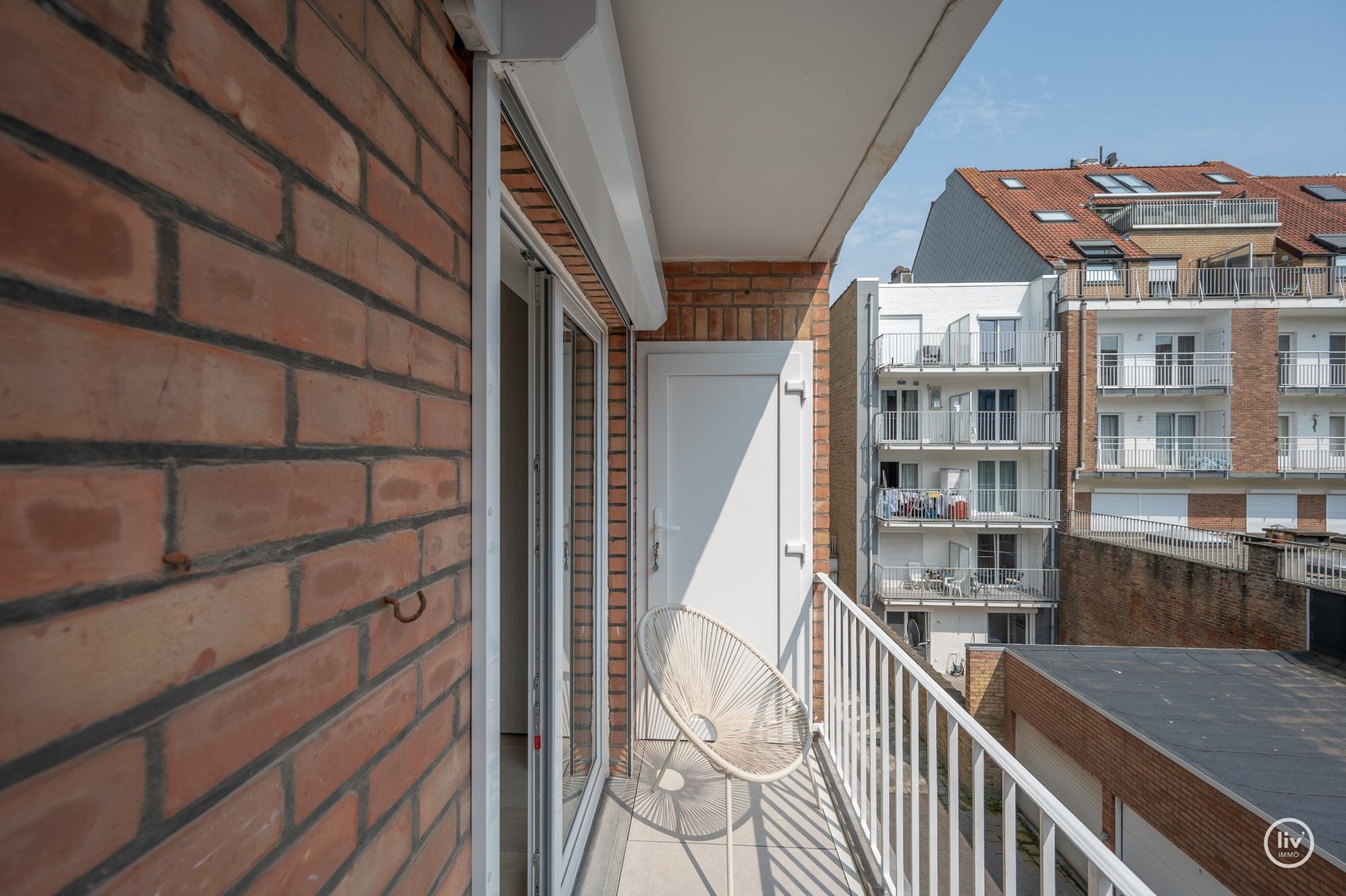 Appartement de 3 chambres r&#233;nov&#233; avec go&#251;t situ&#233; sur la Kustlaan, &#224; proximit&#233; de la place de la Tour de Lumi&#232;re et de la place du Triangle &#224; Knokke. 