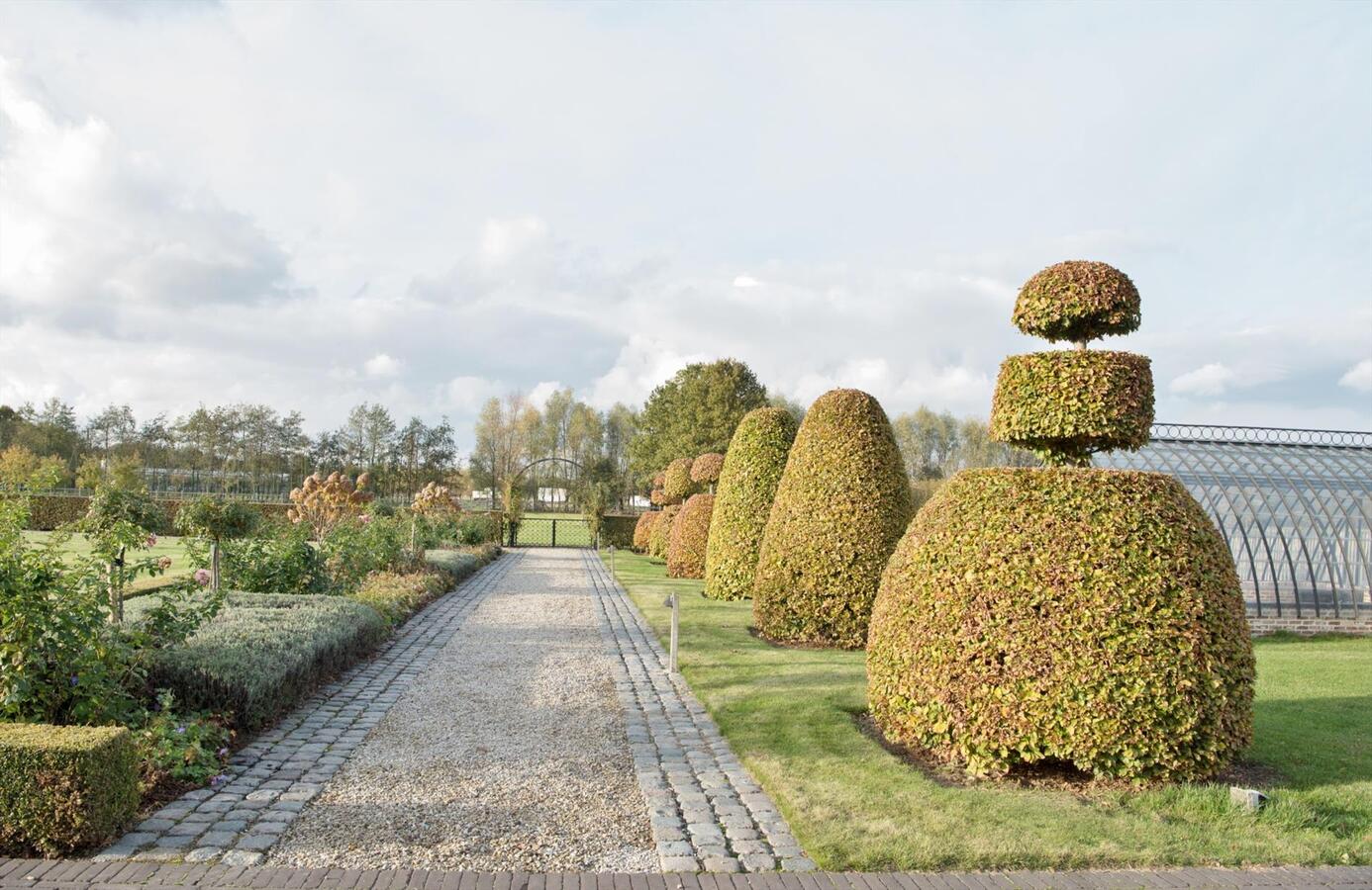 Exclusieve, hoogwaardig gerenoveerde hoeve op ca. 16 ha te Lier 