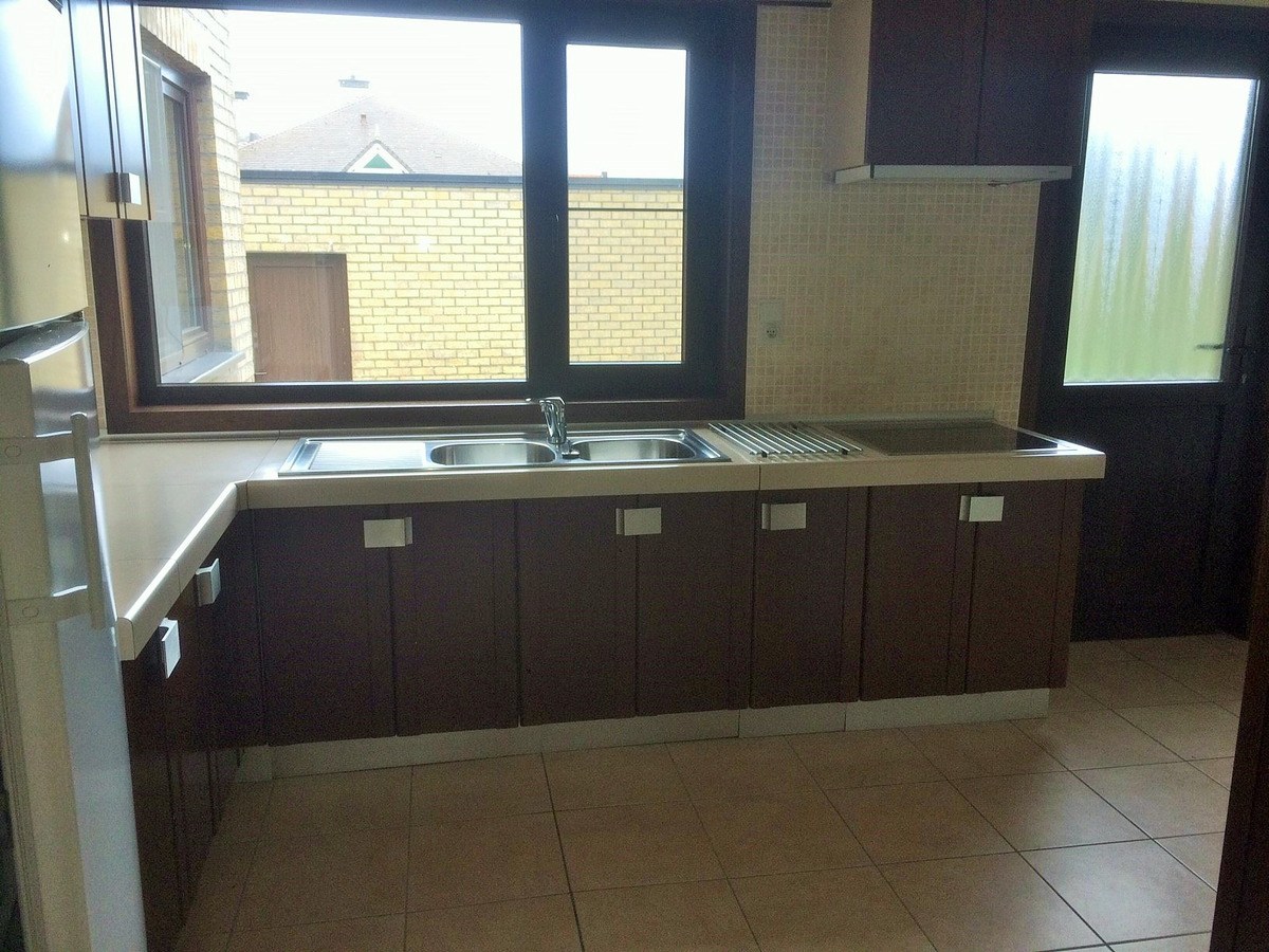 Rustig gelegen gelijkvloerse halfopen woning met 2 slpk&#39;s + dubbele garage 