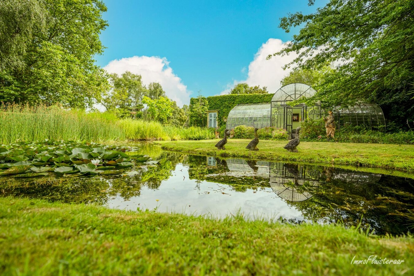 Ruime laagbouwwoning met magazijn, sierserre, aanhorigheden en stallen op ca. 75a te Messelbroek (Scherpenheuvel-Zichem; Vlaams-Brabant) 