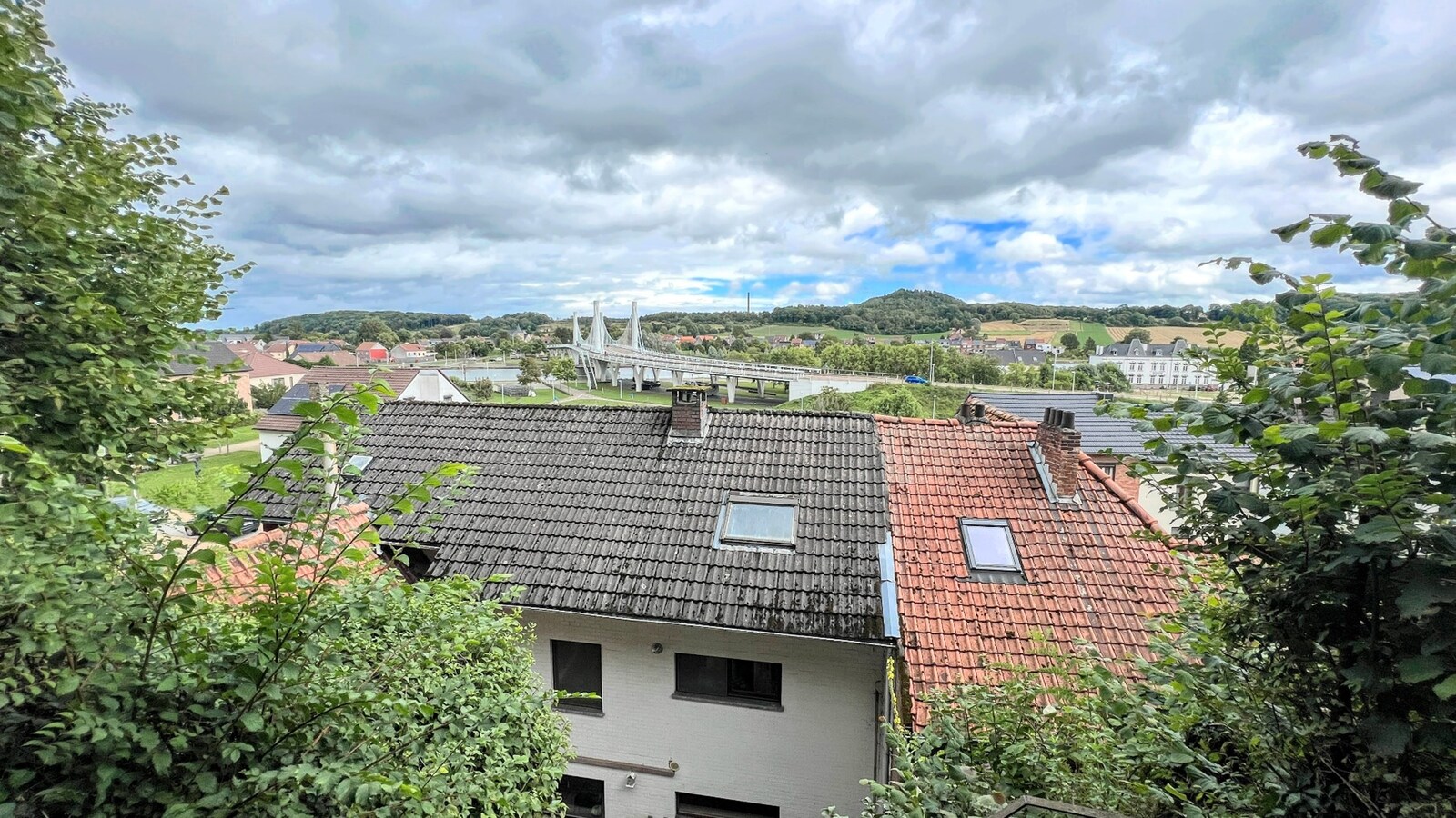 Instapklare woning met grotten en monument op unieke locatie 