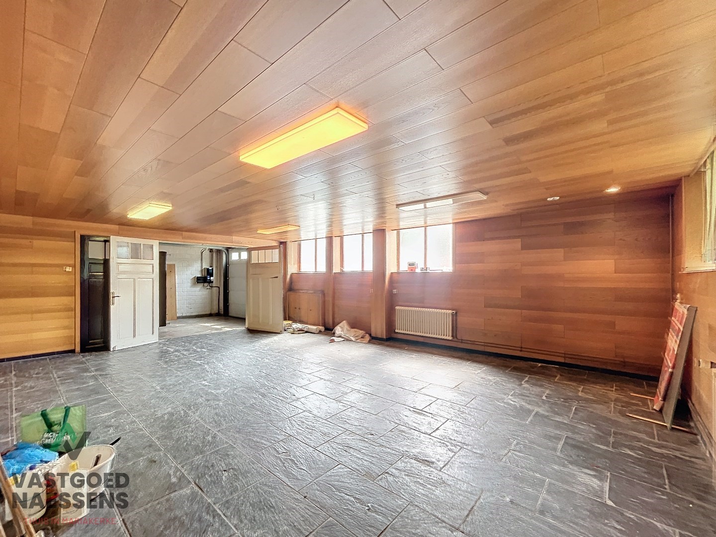 Maison d&#39;angle avec entrep&#244;t - garage - 5 chambres &#224; coucher et terrasse 