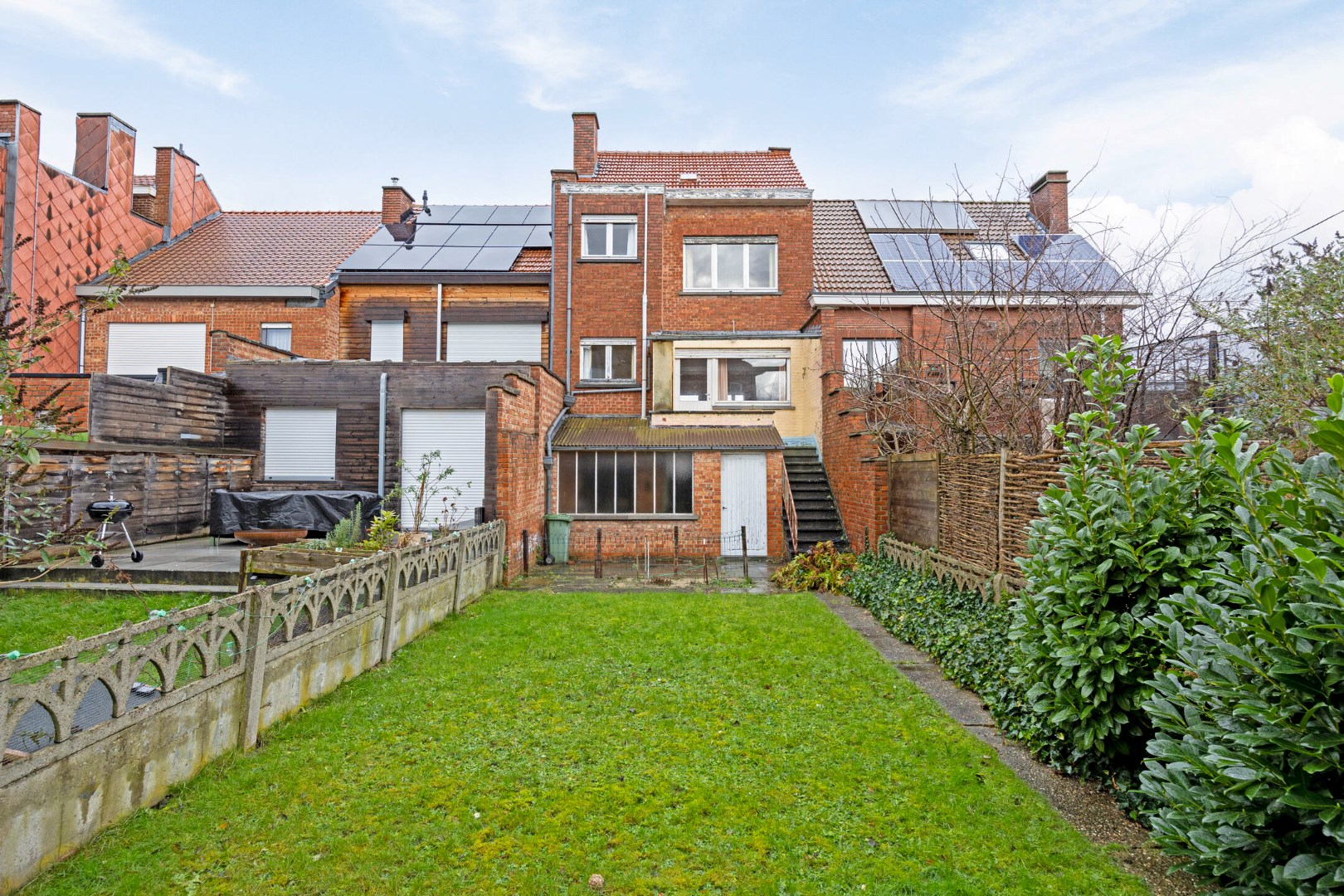 Te renoveren woning met 3 slaapkamers, zolder en ruime garage op een perceel van 1a 69ca - EPC 461 kWh/m&#178; - bewoonbare oppervlakte 208 m&#178; (incl. gelijkvloers) 