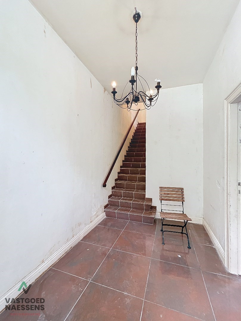 Maison d&#39;angle avec entrep&#244;t - garage - 5 chambres &#224; coucher et terrasse 