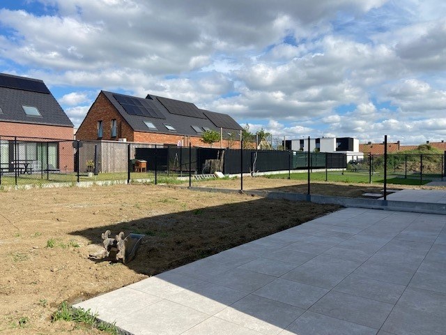Nieuwbouw halfopen woning op een goeie ligging in gloednieuwe verkaveling! 