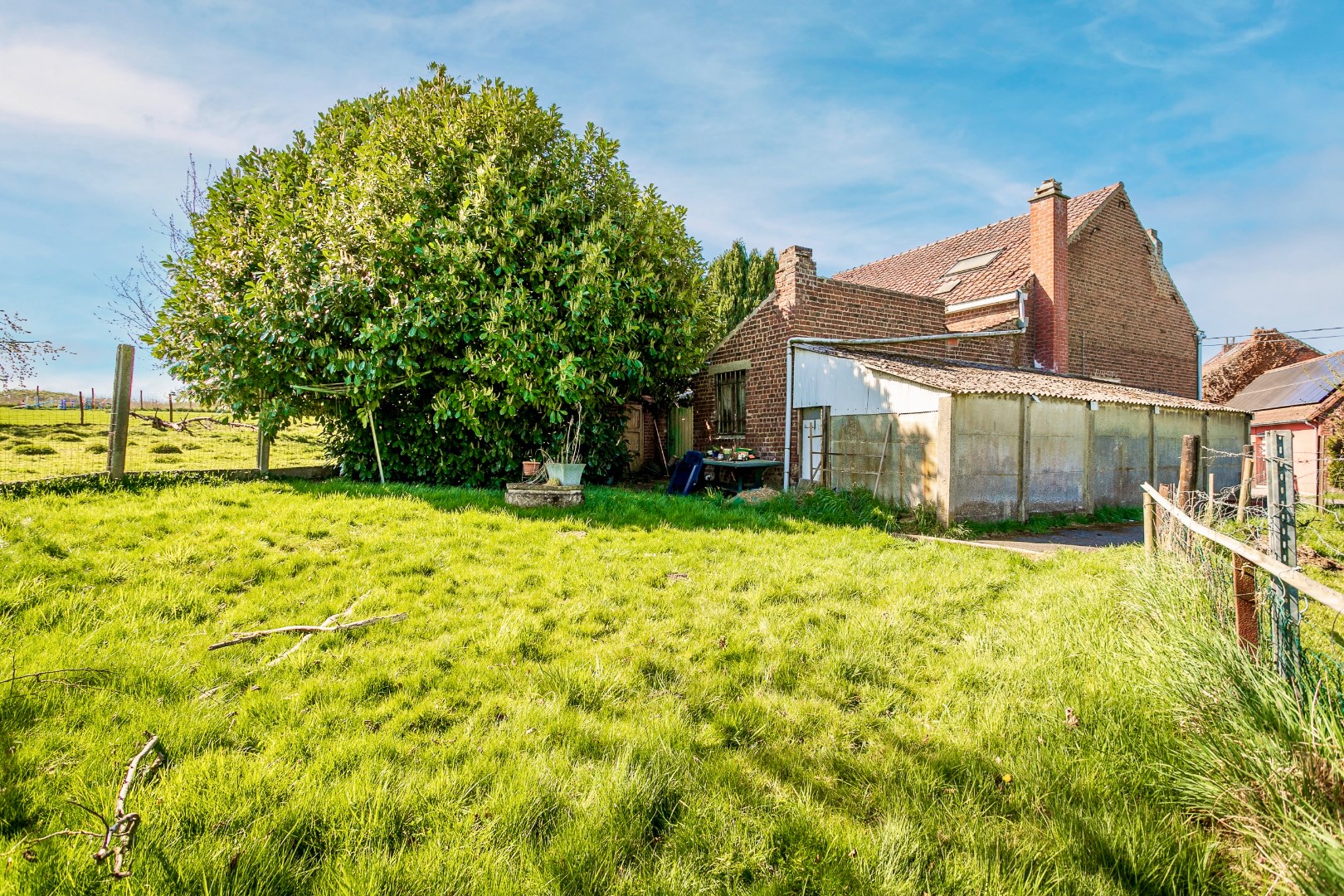 Te renoveren woning met omliggende gronden 