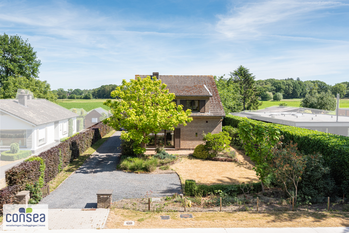 Open bebouwing met ruime losstaande garage en zicht op achterliggende velden 