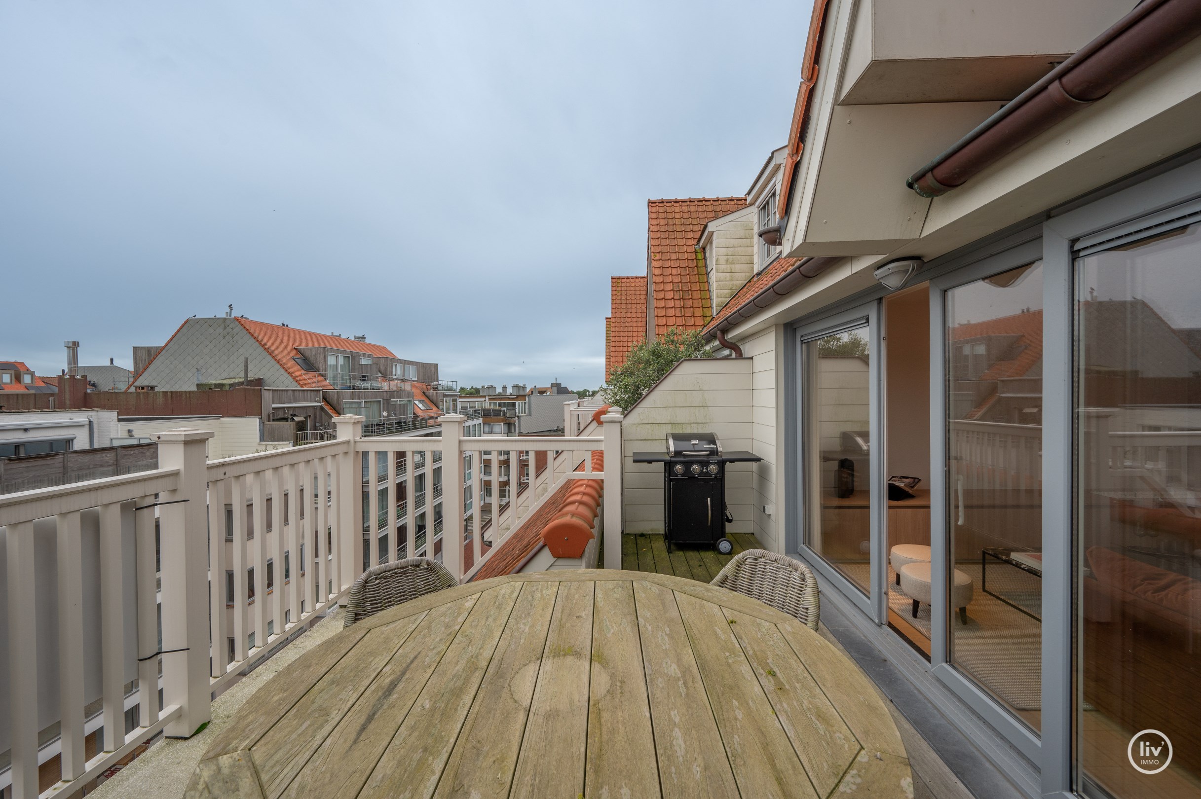 Luxueus gerenoveerd en uitstekend gelegen duplex met prachtige zonneterrassen, gelegen op een steenworp van het strand en het centrum van Knokke Zoute. 