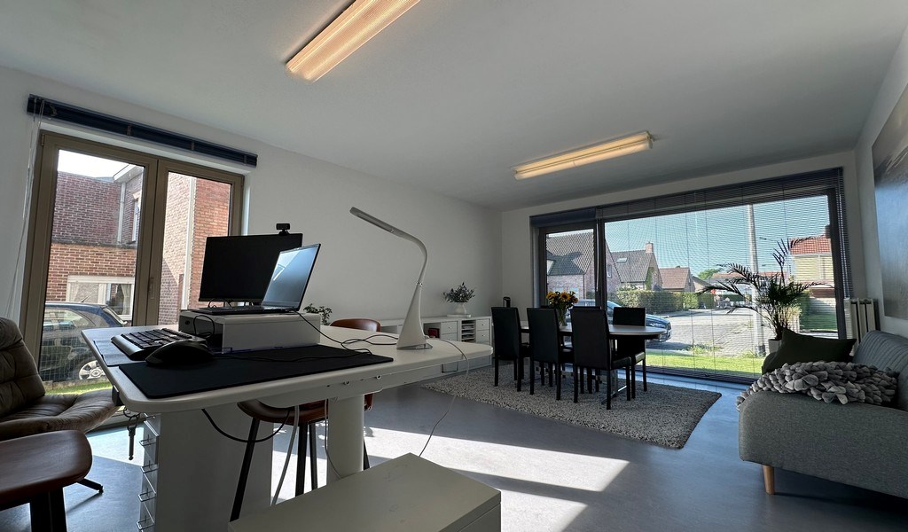 Lichtrijke kantoor- of praktijkruimte met terras te huur in Drongen