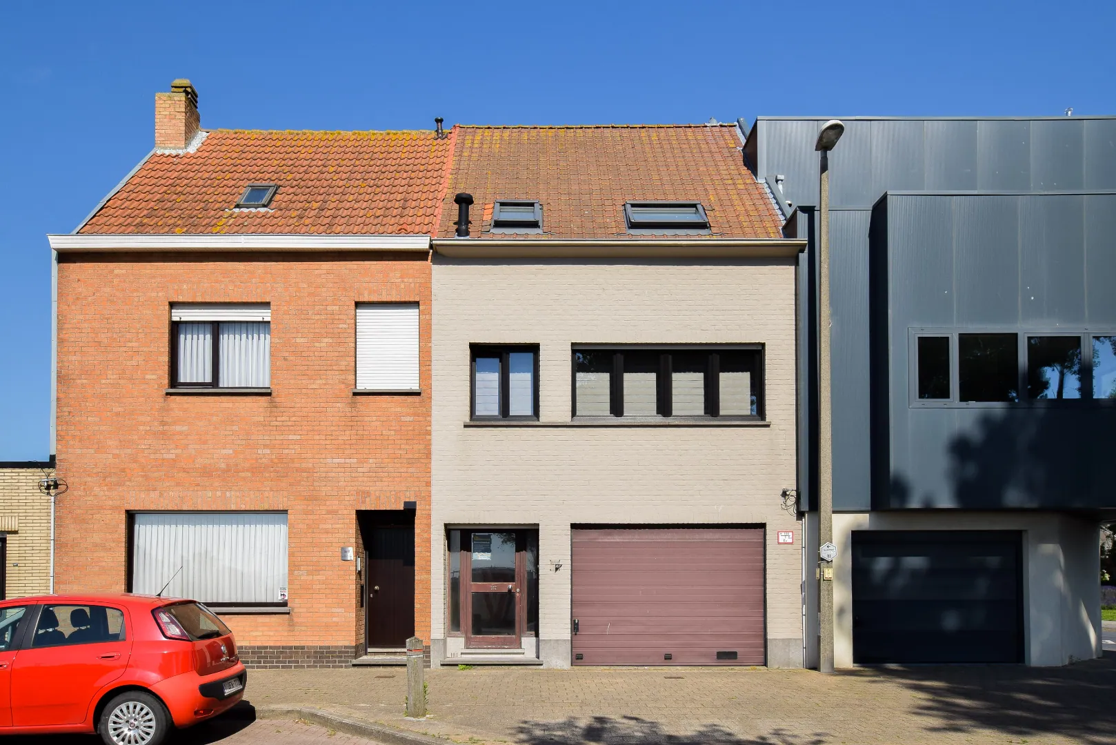 Prachtig gelegen bel-étagewoning met garage, zongerichte koer en 3 slaapkamers