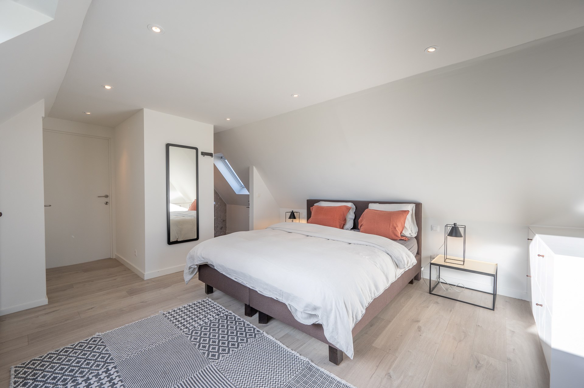 Uitzonderlijke en gerenoveerde eigendom ( 5.510 m&#178; grond ) vlakbij het centrum van Knokke-Heist en toch genietend van een uitzonderlijk open zicht over de Knokse Polders. 