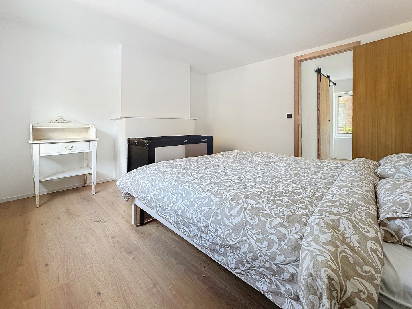 Volledig gerenoveerde woning met 2 grote slaapkamers en mooie tuin 