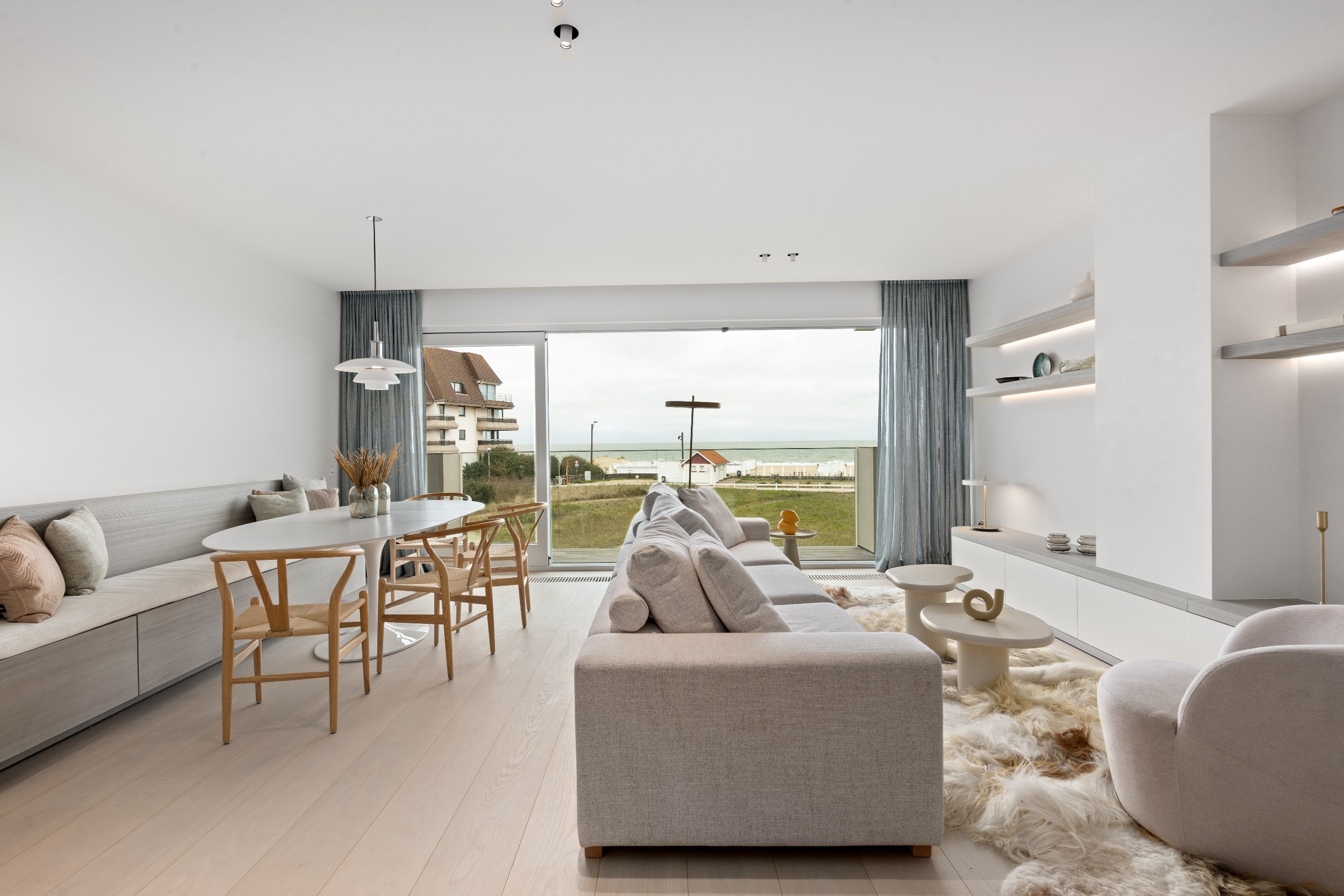 Prachtig gerenoveerd appartement met twee slaapkamers gelegen op een unieke ligging aan de Wandeldijk met heel mooie zichten op zee en het Zwin. 