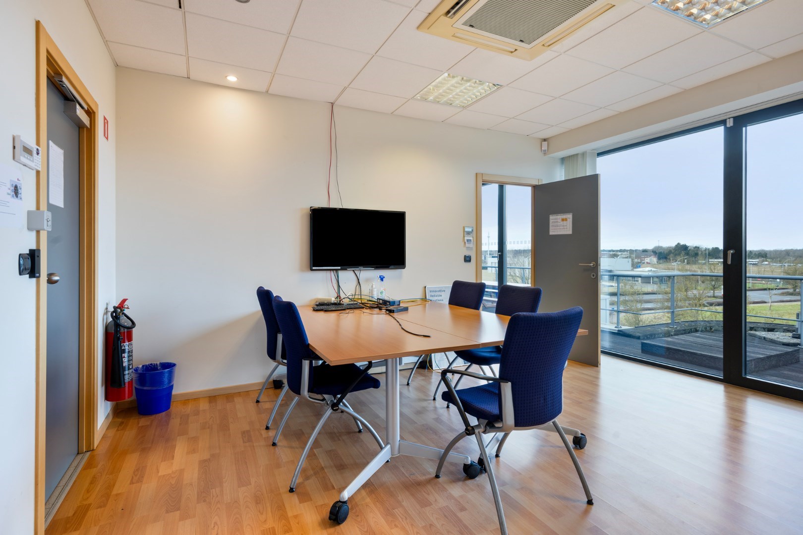 Kantoor te koop in het industriepark te Haasrode/Heverlee met 14 parkings - opp. 626 m&#178; - verkoop van aandelen 