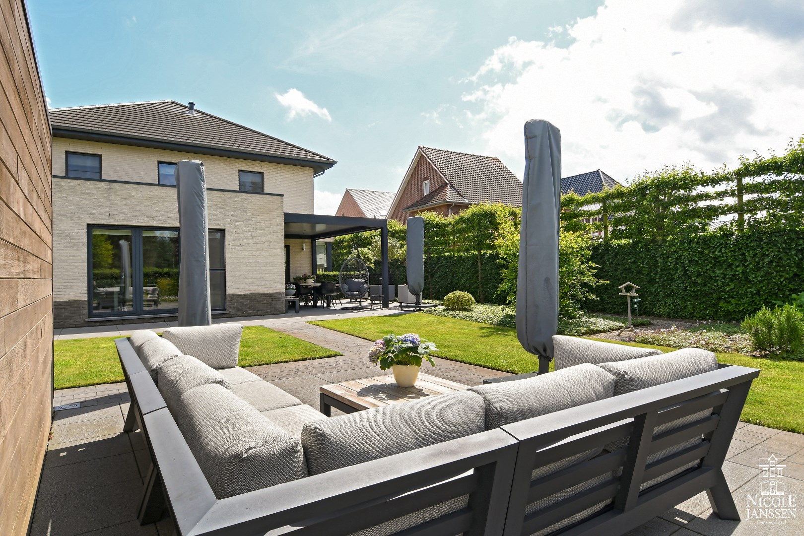 Instapklare goed onderhouden gezinswoning met mooie tuin met gezellig overdekt terras 