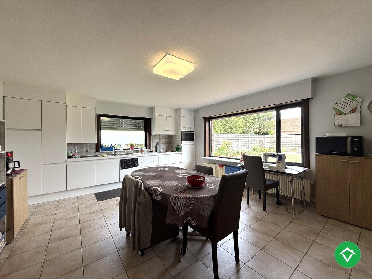 Alleenstaande woning met 5 slaapkamers, tuin en garage/loods te Roeselare 