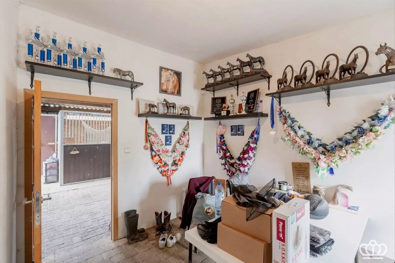 Magnifiquement situ&#233;e, charmante maison avec des installations pour chevaux sur environ 1,8 ha &#224; Essen. 