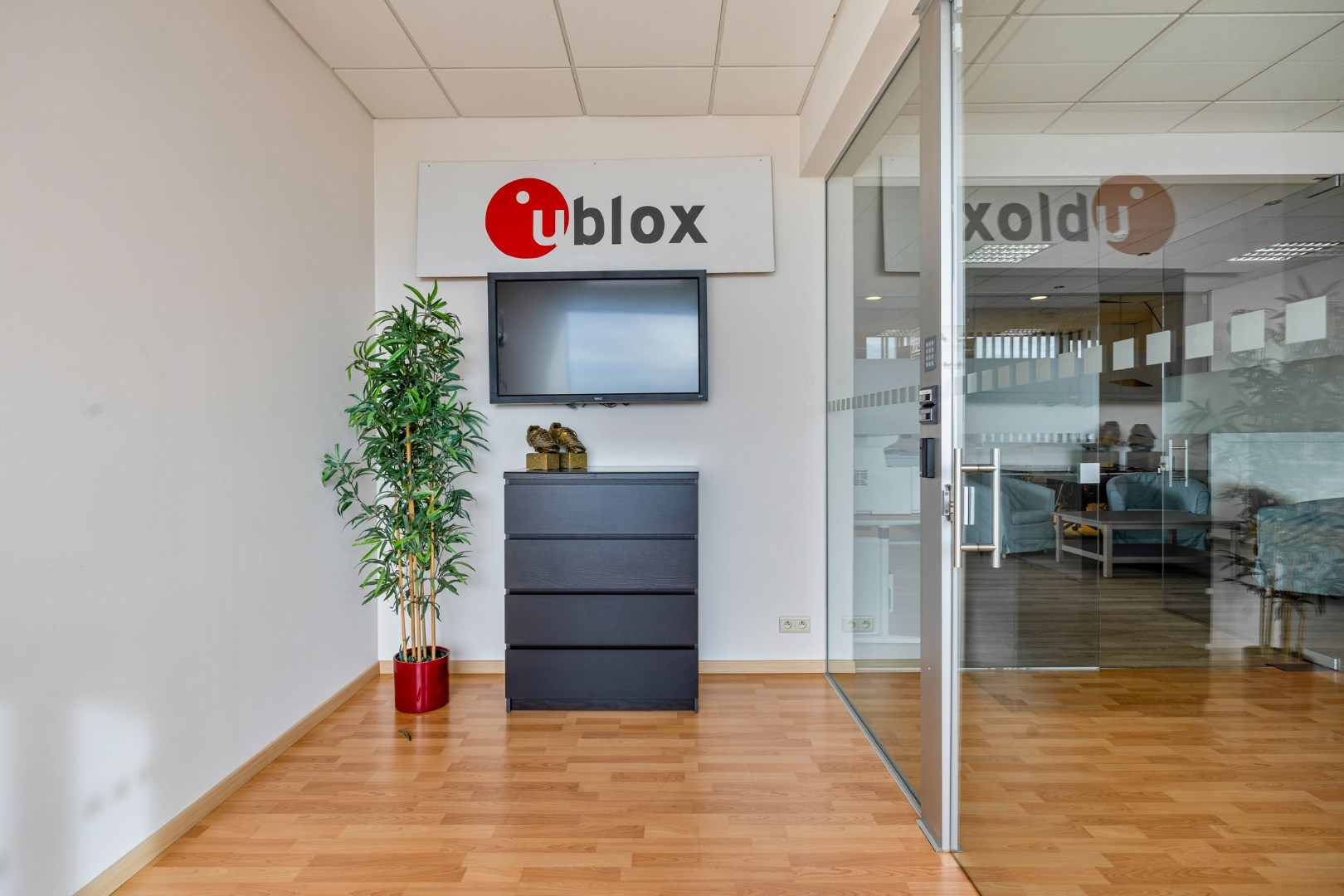Kantoor te koop in het industriepark te Haasrode/Heverlee met 14 parkings - opp. 626 m&#178; - verkoop van aandelen 