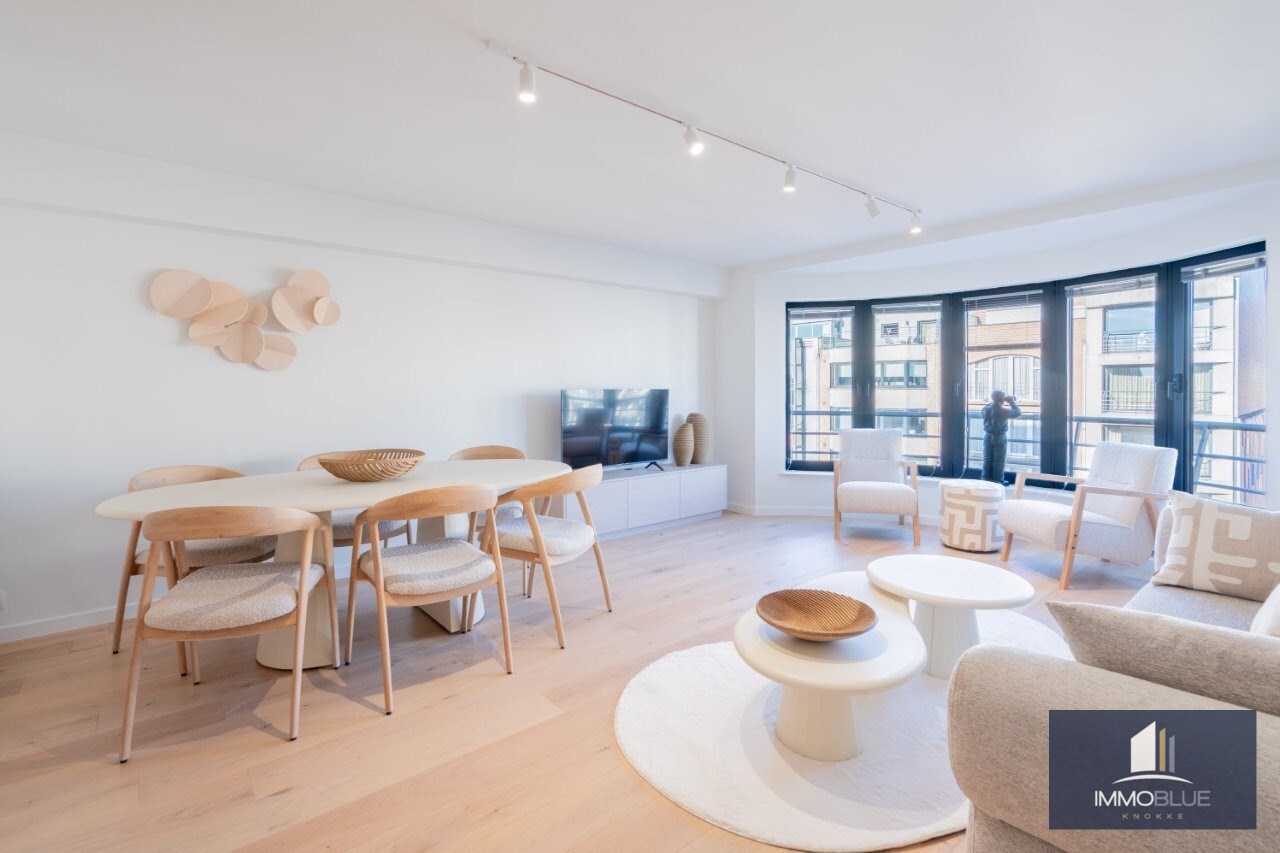 Volledig gerenoveerd, lichtrijk appartement gelegen in een kleine residentie. 