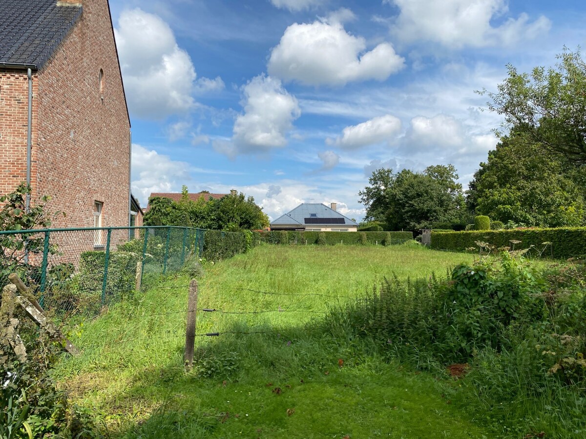 Bouwgrond van 898 m&#178; in Bloemenwijk te Zoersel. 