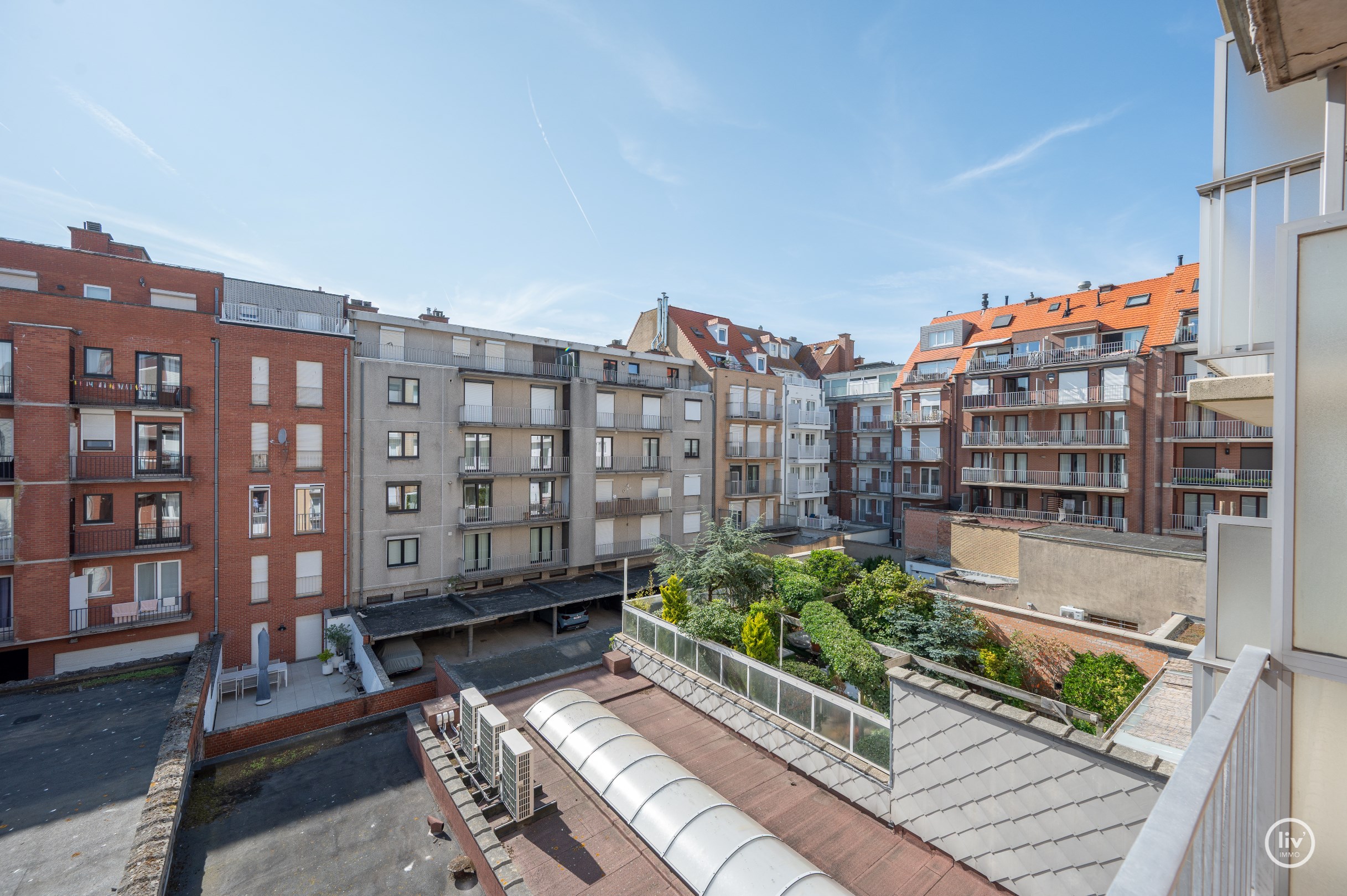 Volledig gerenoveerd appartement met terras gelegen Lippenslaan nabij het Van bunnenplein. 