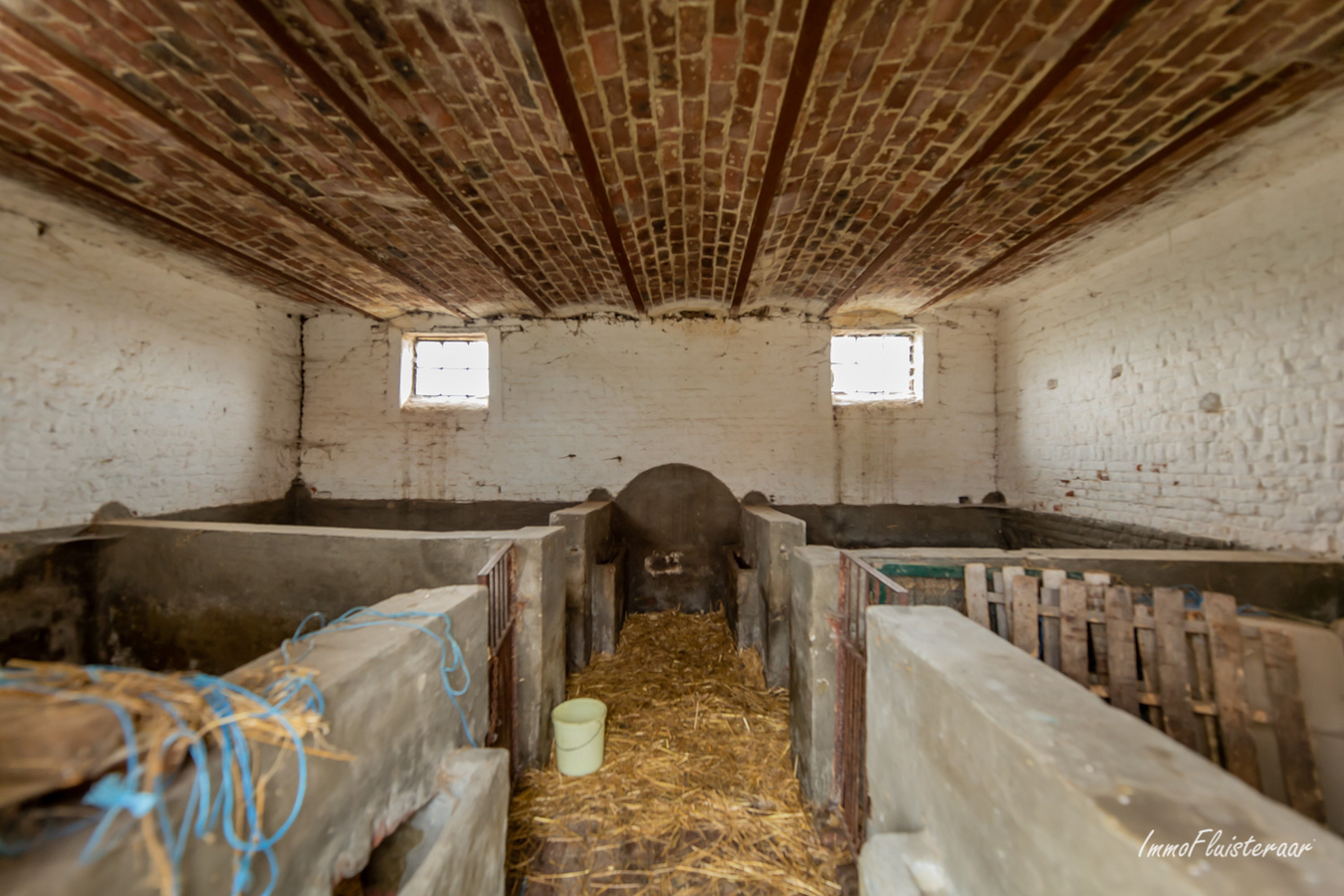 Te renoveren historische vierkantshoeve met woning, stallen, schuur en grond op ca. 30a te Tienen (Hakendover; Vlaams-Brabant) 