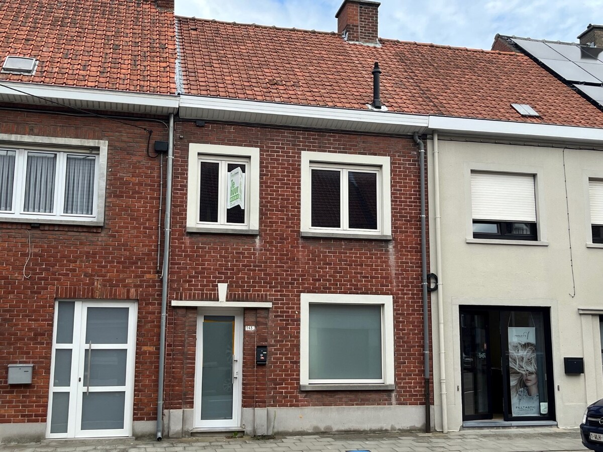 Centraal gelegen, verzorgde 4 slpk-woning met tuin en grote garage, tussen Rumbeke en Roeselare 