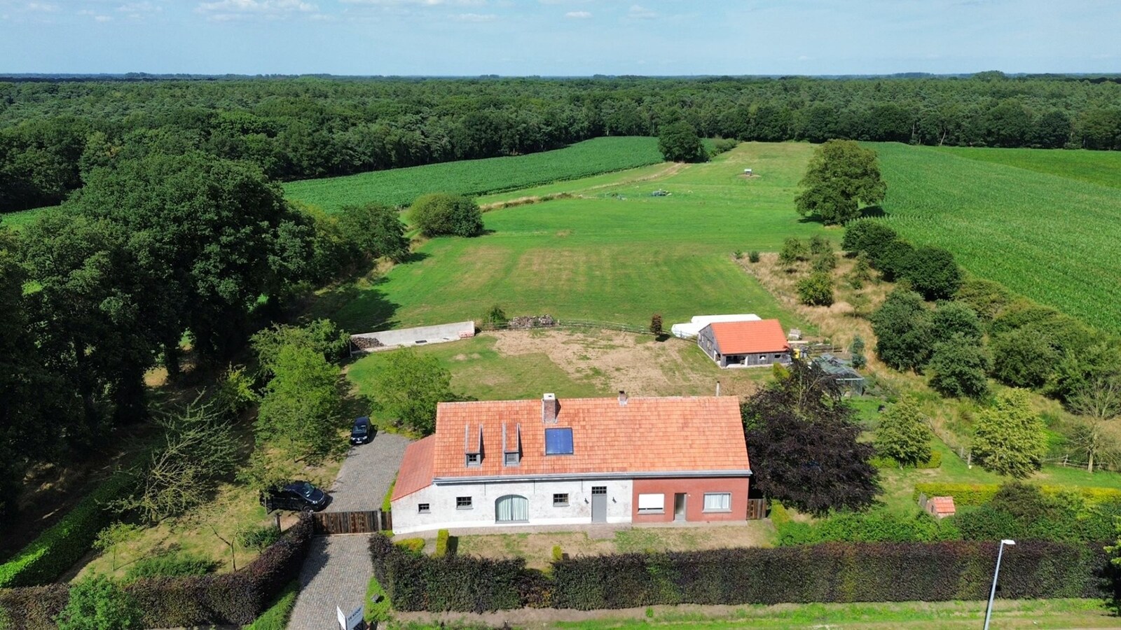 Prachtige langgevelhoeve met aanpalende weide op ca. 1,6 ha te Wortel (Hoogstraten) 