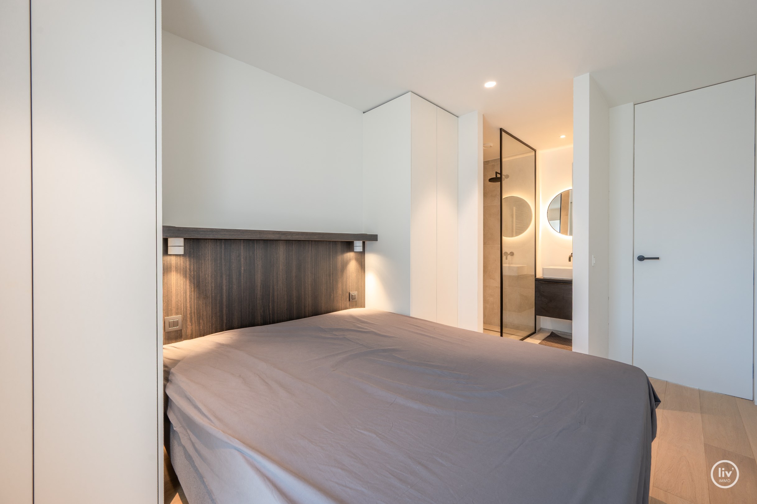 Recent vernieuwd en stijlvol afgewerkt appartement met drie slaapkamers, gelegen op een topligging met zijdelings zeezicht. 