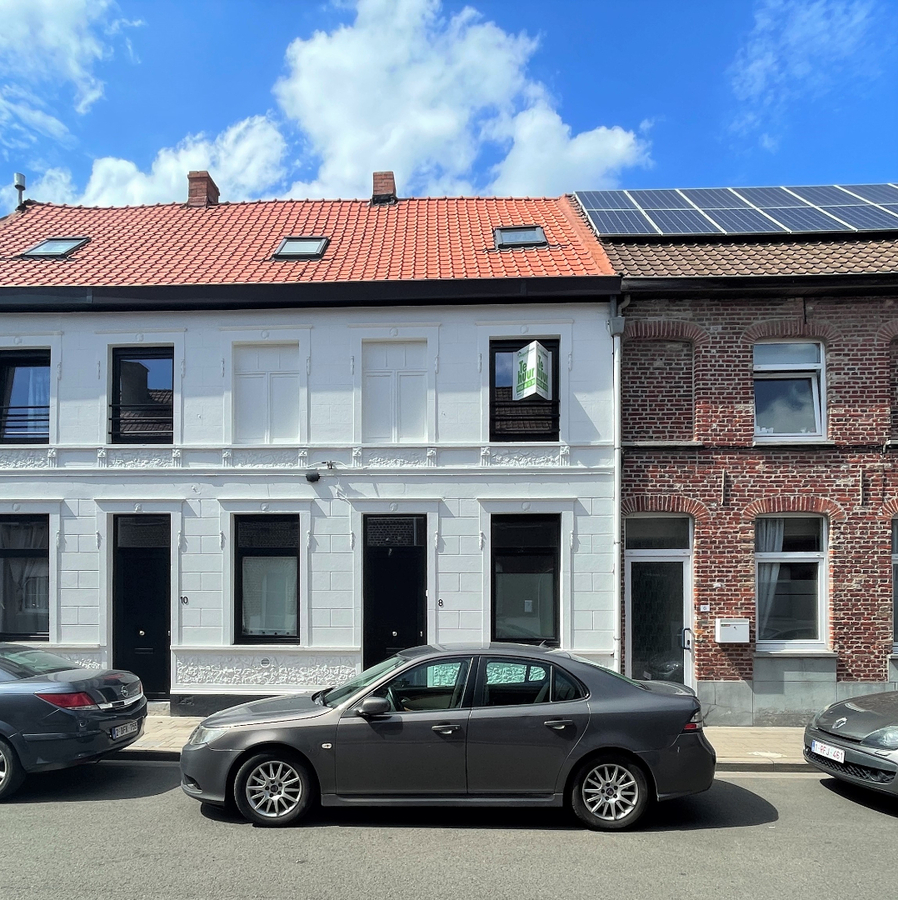 Energiezuinige rijwoning met 2 slaapkamers en koer in centrum Roeselare 