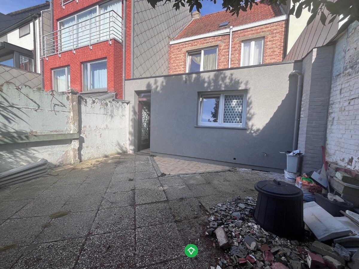 Comfortabel, op te frissen woonhuis met zonnige tuin, welgelegen in rustige buurt. 