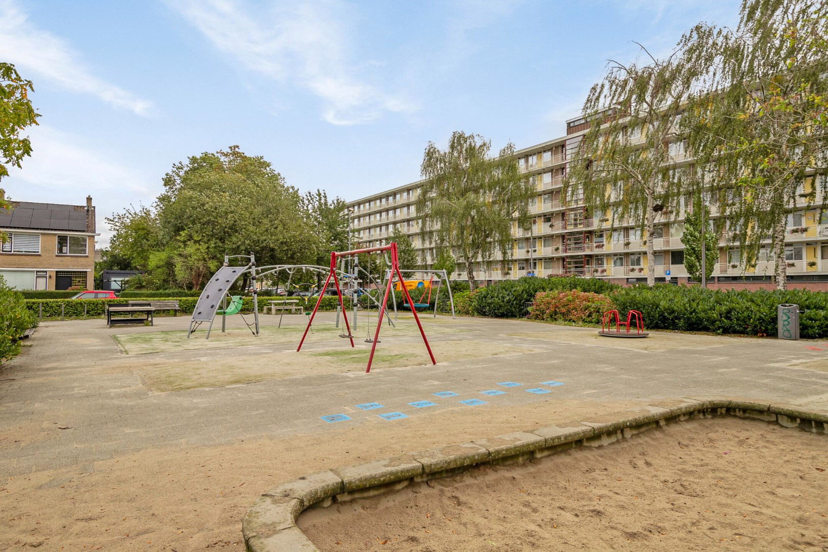 Kopers opgelet! Keurige 5-kamer tussenwoning met 4 ruime slaapkamers, ruime tuin op het zuidoosten en gelegen op eigen grond! 