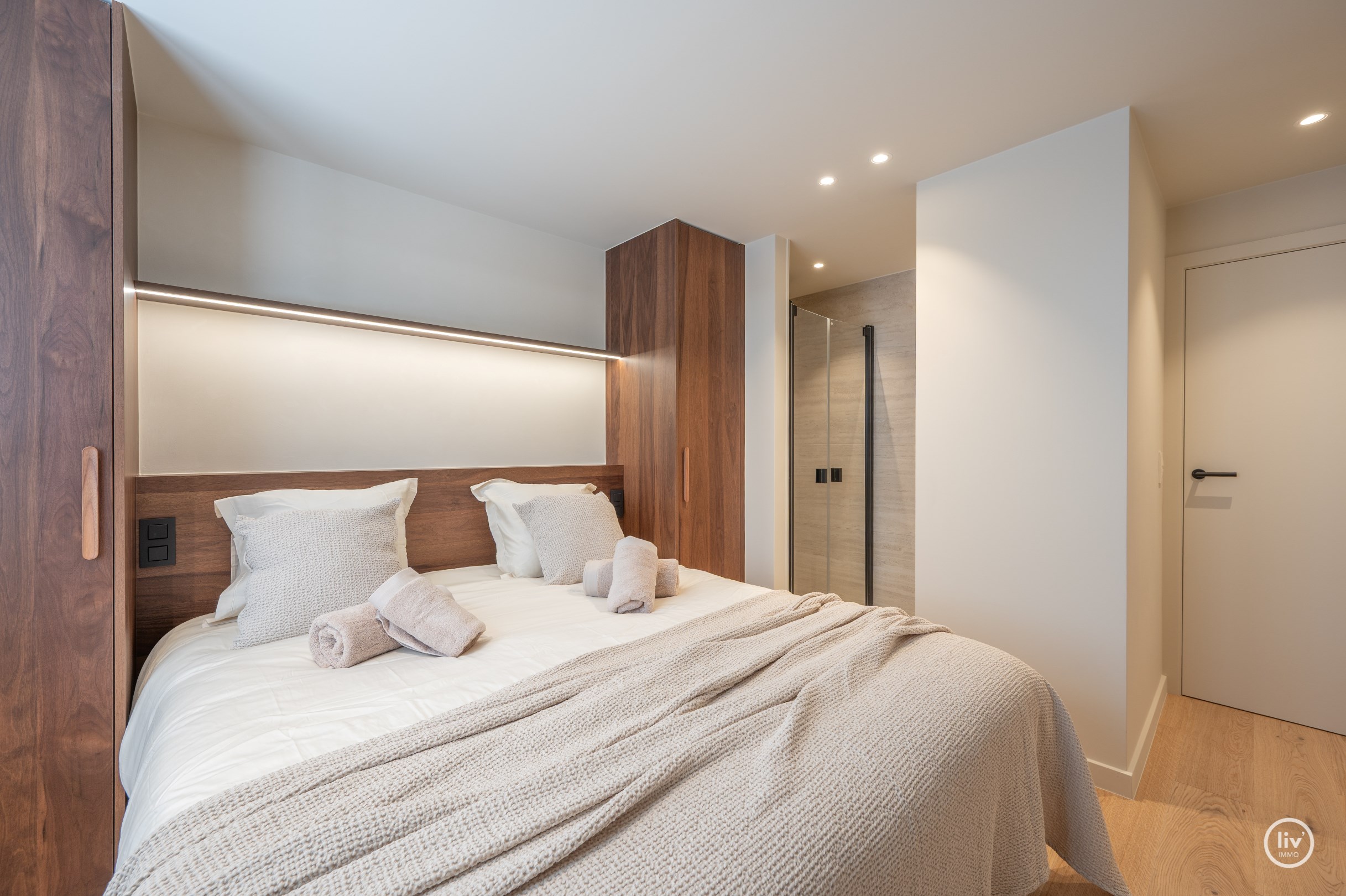 Stijlvol gerenoveerd hoekappartement  (130 m2) met royale gevelbreedte en zuidgerichte terras. 