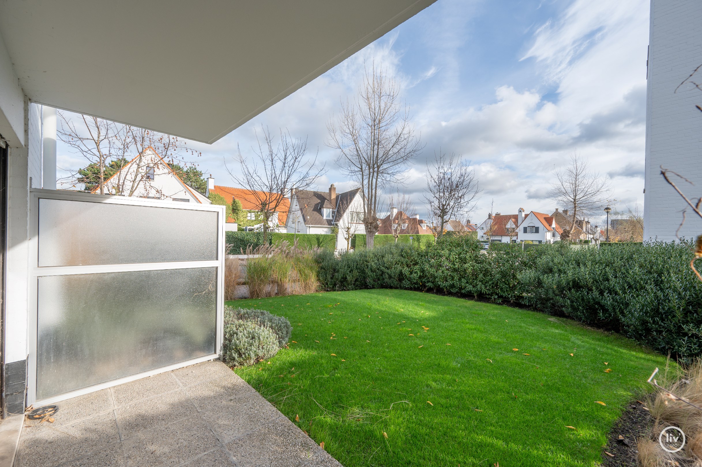 Appartement de plain-pied r&#233;nov&#233; et confortable avec un beau jardin, situ&#233; au centre de l&#39;avenue du Centenaire &#224; Knokke. 