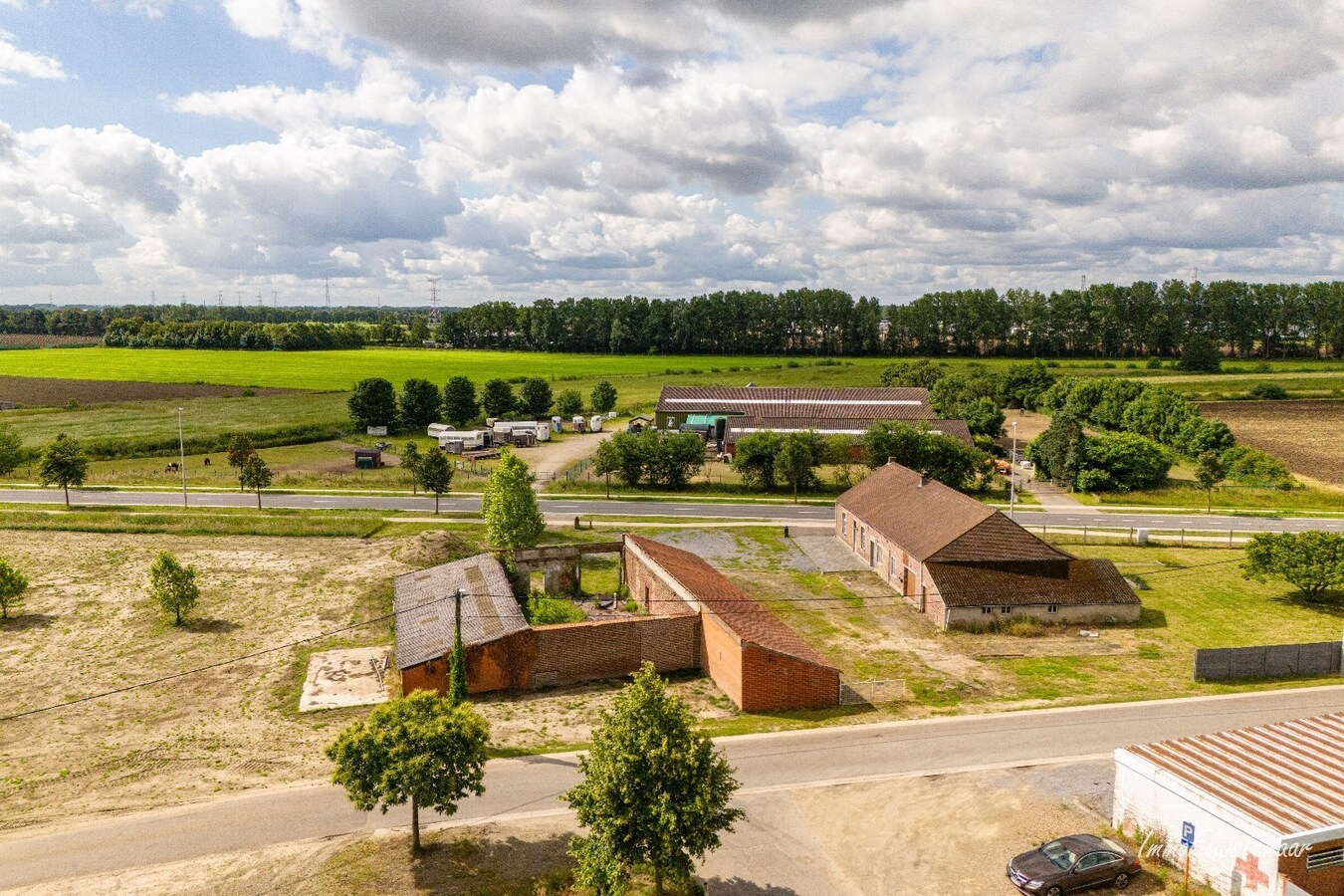 Verder te renoveren langgevelhoeve met veel potentieel op ca. 65 are te Kinrooi 